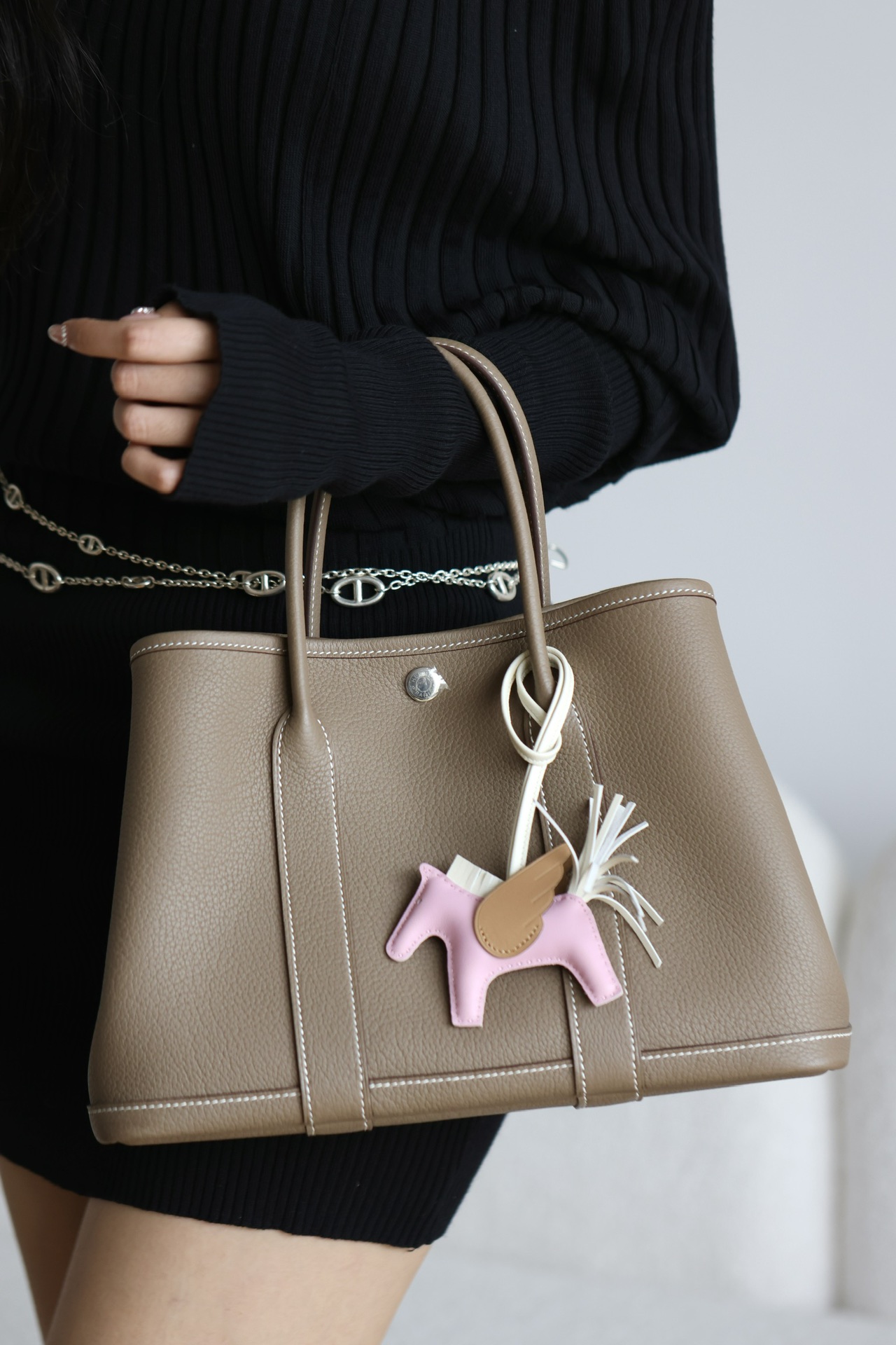 Elegant Garden Party 30 Bag: Stylish & Functional Tote for the Modern Woman 4 i1704870198 4861 3