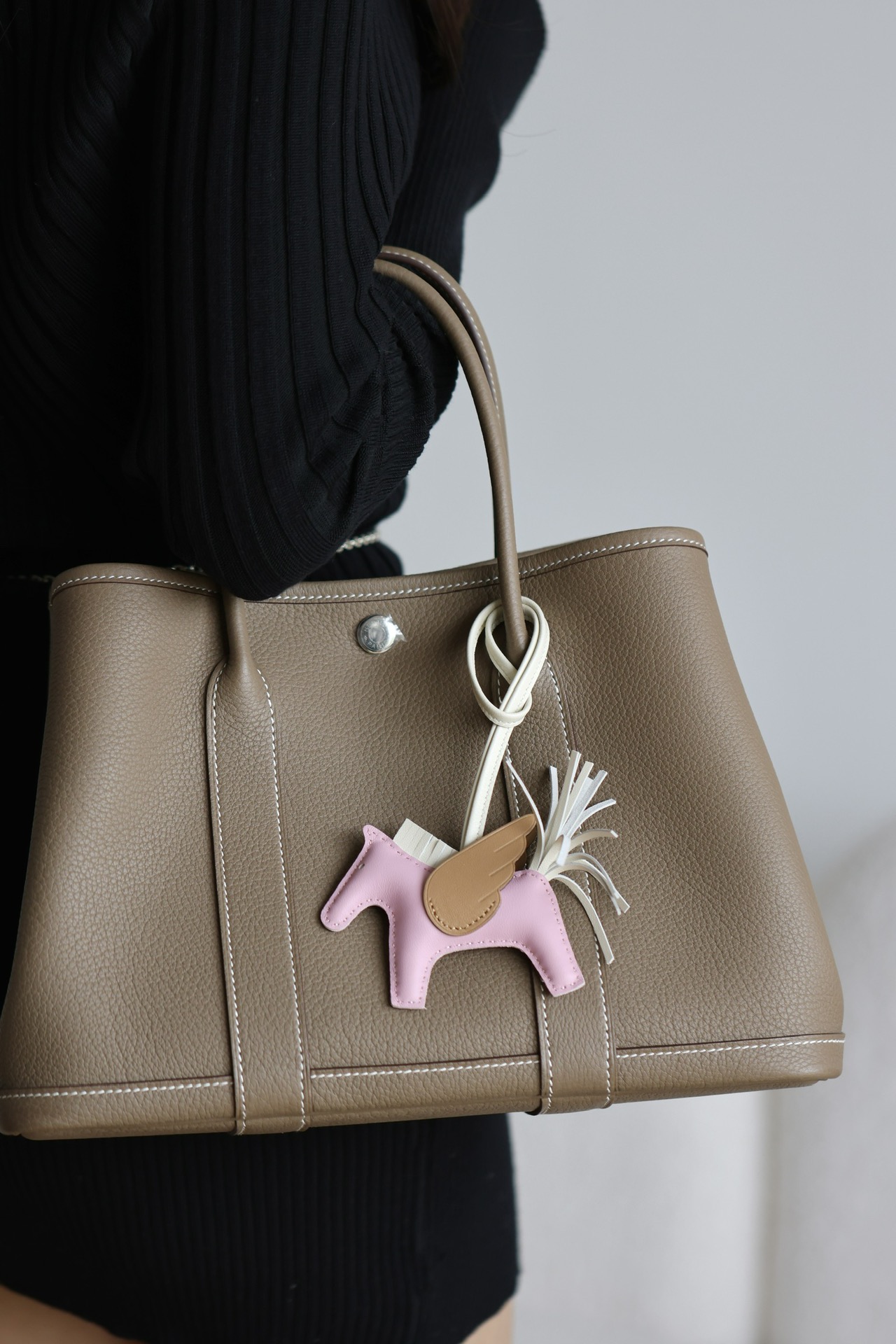 Elegant Garden Party 30 Bag: Stylish & Functional Tote for the Modern Woman 1 i1704870198 8495 0