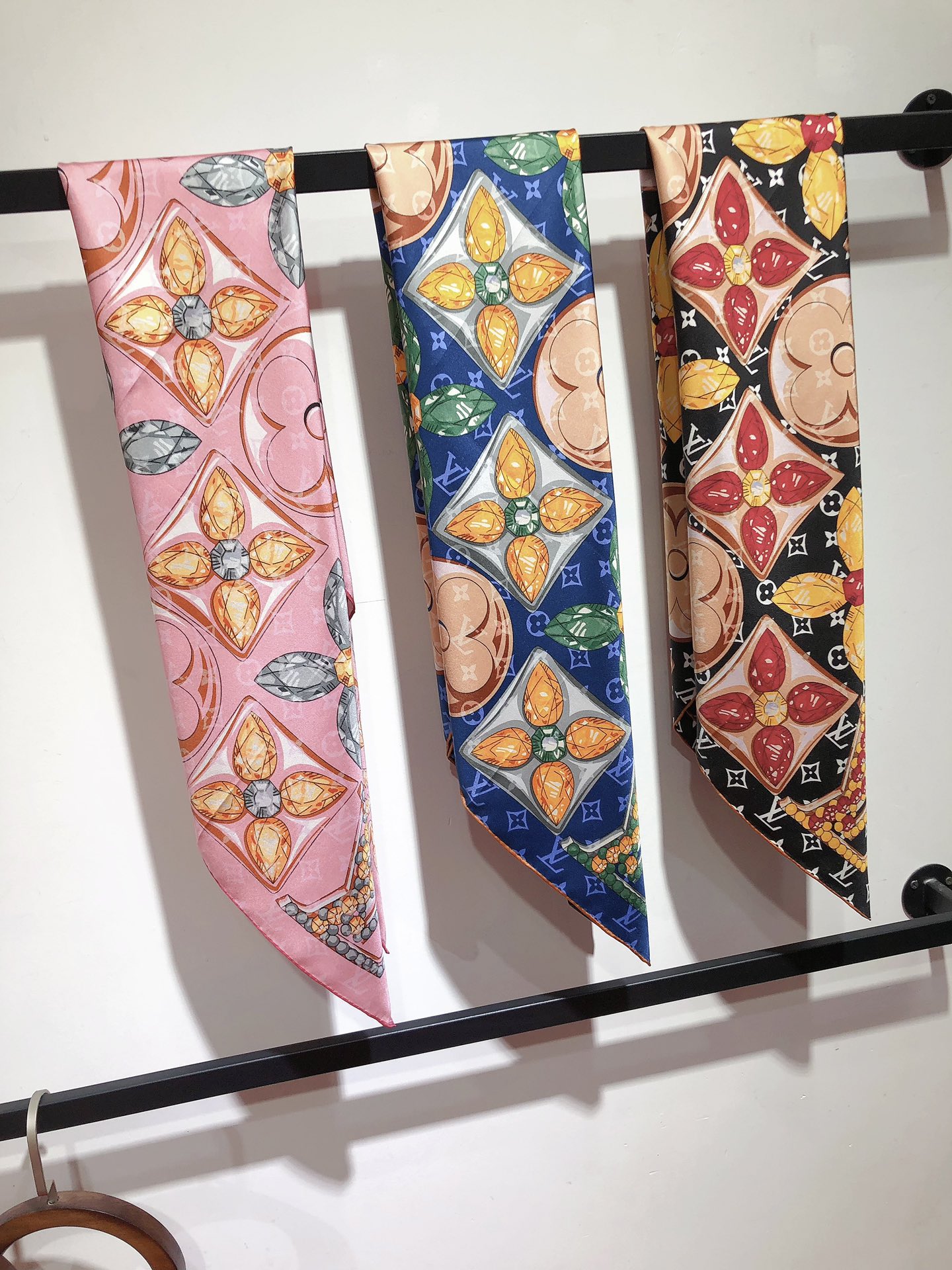 NO:169614,SLV2402 Original single LV90cm silk square scarf, top-grade twill silk material is purely hand-made curled edges, full of luxury. The new counter fabric pursues the shape and feels crisp. The color matching of high-end designers takes into account the upper body effect and color saturation. The color is fresh, rich and exquisite and has a celebrity temperament!  Good goods are not waiting for others, if you like them, you can’t miss them!  Quickly break the order [Ingredient size 90X90cm Twill silk], high-version scarf, louis vuitton, real silk19860909SLV2402 原单LV90cm真丝方巾,顶级斜纹真丝材质纯手工卷边,轻奢感十足 专柜新款面料追求造型,手感挺括,高端设计师配色均考虑上身效果和色彩饱和度,色泽新鲜浓郁非常精致又有名媛气质！好货不等人,喜欢就不能错过哦！快快砸单来吧【成分尺寸90X90cm 斜纹真丝】,高版本围巾,louis vuitton,real silk,scarf