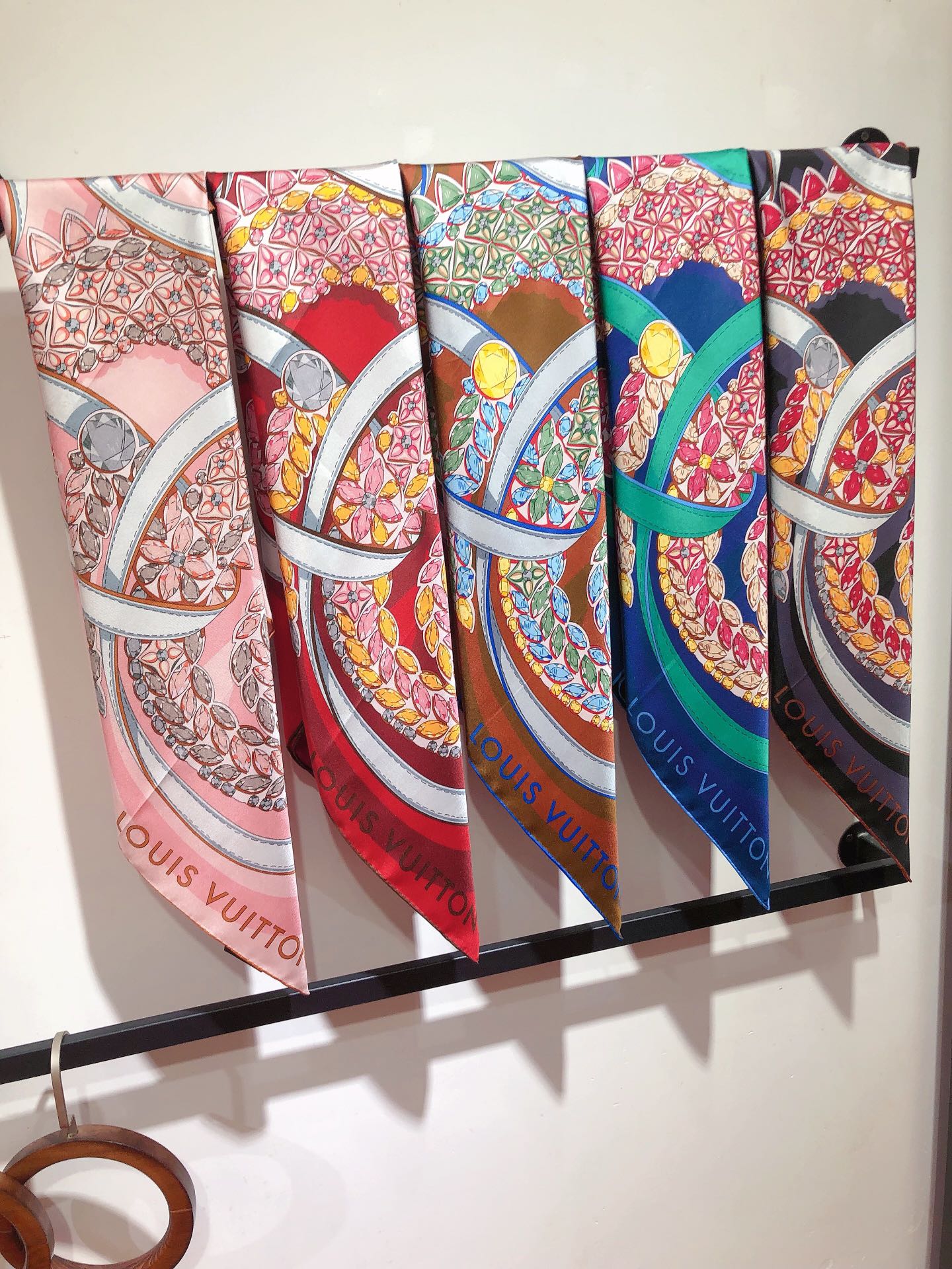 NO:169619,SLV2403 Original single LV [PRECIOUS DRAGON] Dragon Year Special Edition 90cm Silk Square Scarf, top-grade twill silk material is purely hand-made curled edges, full of luxury. The new counter fabric pursues the shape and feels crisp. The color matching of high-end designers takes into account the upper body effect and color saturation. The color is fresh, rich and exquisite and has a celebrity temperament!  Good goods are not waiting for others, if you like them, you can’t miss them!  Quickly break the order [Ingredient size 90X90cm Twill silk], high-version scarf, louis vuitton, real silk19860909SLV2403 原单LV【PRECIOUS DRAGON】龙年特别版90cm真丝方巾,顶级斜纹真丝材质纯手工卷边,轻奢感十足 专柜新款面料追求造型,手感挺括,高端设计师配色均考虑上身效果和色彩饱和度,色泽新鲜浓郁非常精致又有名媛气质！好货不等人,喜欢就不能错过哦！快快砸单来吧【成分尺寸90X90cm 斜纹真丝】,高版本围巾,louis vuitton,real silk,scarf