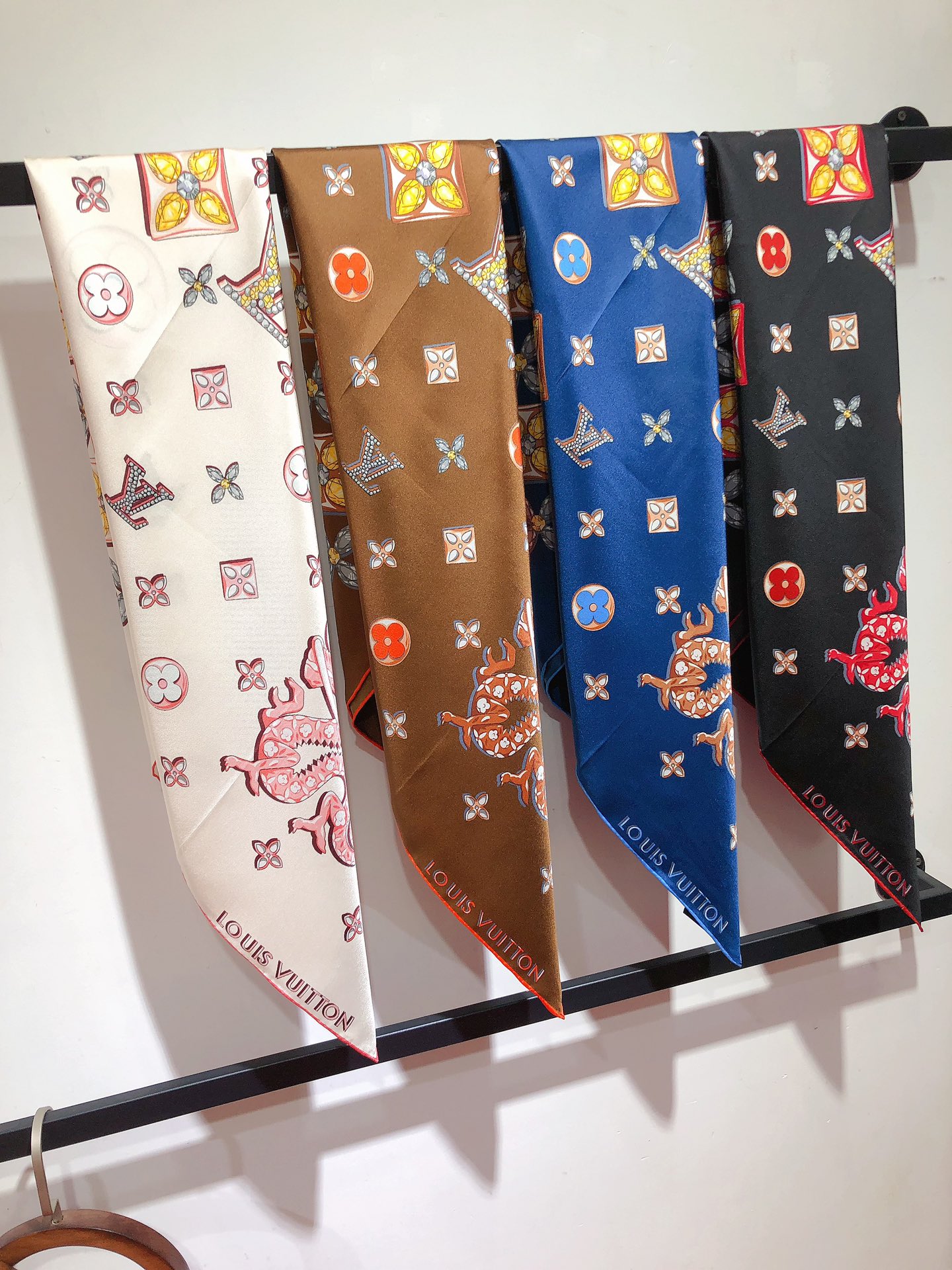 NO:169623,SLV2404 Original single LV [PRECIOUS DRAGON] Dragon Year Special Edition 90cm Silk Square Scarf, top-grade twill silk material is purely hand-made curled edges, full of luxury. The new counter fabric pursues the shape and feels crisp. The color matching of high-end designers takes into account the upper body effect and color saturation. The color is fresh, rich and exquisite and has a celebrity temperament!  Good goods are not waiting for others, if you like them, you can’t miss them!  Quickly break the order [Ingredient size 90X90cm Twill silk], high-version scarf, louis vuitton, real silk19860909SLV2404 原单LV【PRECIOUS DRAGON】龙年特别版90cm真丝方巾,顶级斜纹真丝材质纯手工卷边,轻奢感十足 专柜新款面料追求造型,手感挺括,高端设计师配色均考虑上身效果和色彩饱和度,色泽新鲜浓郁非常精致又有名媛气质！好货不等人,喜欢就不能错过哦！快快砸单来吧【成分尺寸90X90cm 斜纹真丝】,高版本围巾,louis vuitton,real silk,scarf