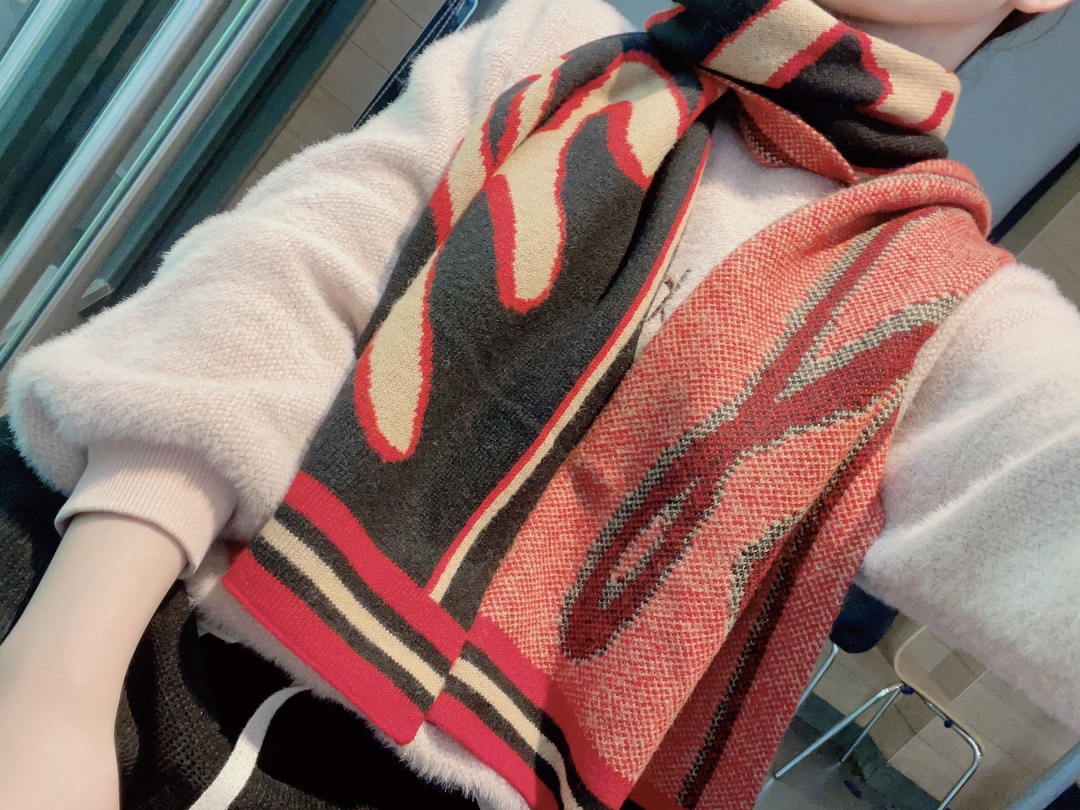 NO:169464,The latest Burberry counter knit cashmere scarf!  30180cm!  100 cashmere. Soft and comfortable to touch!  The whole body twist knitting process, which is both young and casual, makes people feel simple but classic [color][color][color] is very comfortable around the neck, and the quality is so high-quality, which makes people very, very attractive. The upper body effect is even more beautiful. The knitted products are really at the extreme. All major luxury brands have knitted products. Pure original high-quality yarns are beautiful and environmentally friendly. High-version scarves, burberry19860909火爆款最新款巴宝莉专柜针织羊绒围巾！30180cm！100羊绒.手感柔软舒适！通体麻花针织工艺,既年轻又休闲的元素,让人感觉简单却又经典至极[色][色][色]围在脖子里特别舒服品质上乘实物真心美的让人非常非常心动 上身效果更是美翻了的针织产品真是到极致了,各大奢侈品牌都有针织产品纯原的优质纱线好看的同时环保安全,高版本围巾,burberry,scarf