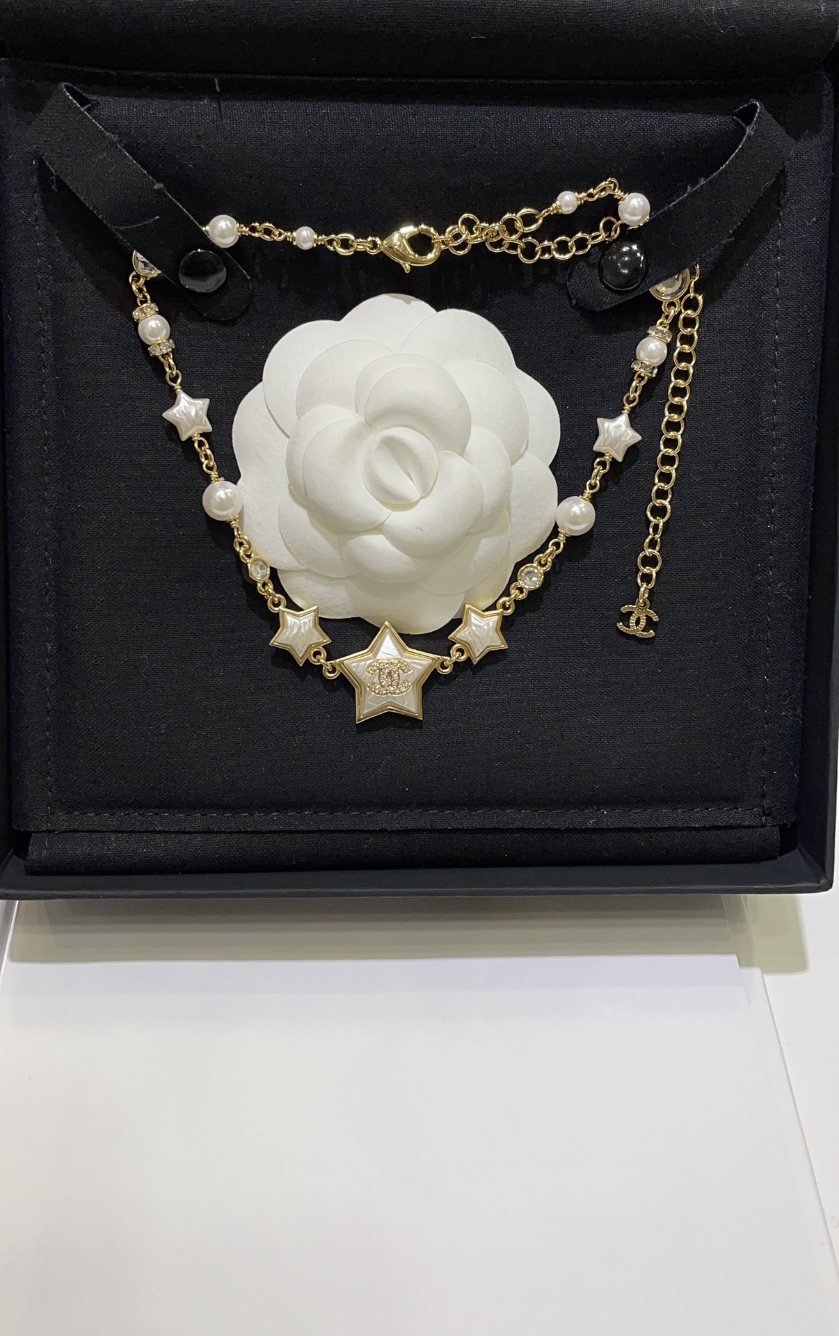 NO:633058,Arrival today. Necklace. 24C new gold rhinestone double C star pearl necklace. Star elements are super attractive and have a vintage feel. Three-dimensional and plump little stars. The surface texture is full of details. High-end and versatile all year round. Standard for princesses. Z-uniform brass gold plating. Swarovski diamond 88230, necklace, gold plating, Cartier high-end jewelry.19860909今日到货 项链 24C新款金色水钻双C星星珍珠项链 星星元素超级耐看又很有vintage味道 立体饱满的小星星 表面肌理感细节满满 一年四季高级百搭 公主标配 z一致黄铜镀金 施华洛钻88230,,necklace,gold plating,卡迪亚高端饰品,Jewelry