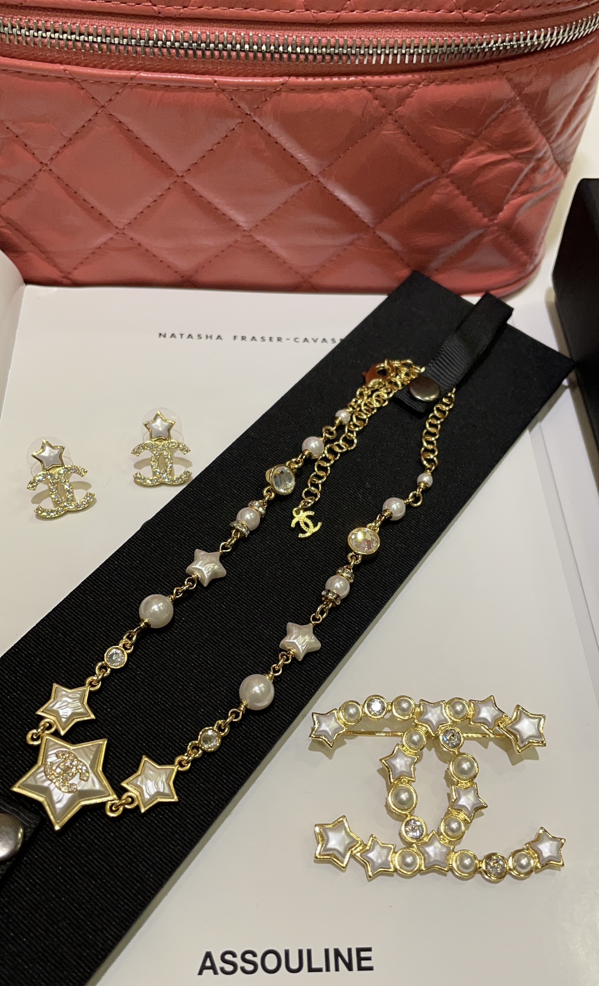 金色双C星星三件套\n项链胸针耳钉全都️\n⭐️金灿灿的色泽就很有复古vintage感