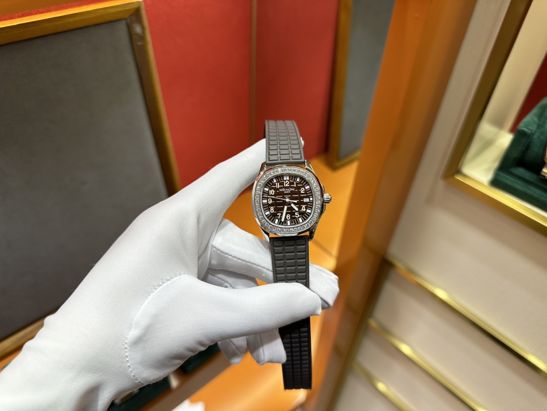 NO:146881,Patek Philippe 5067A Grenade Quartz Women's Watch - Continue to purchase the original PP--5067A watch and disassemble the mold independently. Perfectly restore the PATEK PHILIPPE--5067A full series of quartz watches, bringing the best replica product and ultimate experience on the entire network. [Watch strap buckle] 1. Use natural composite rubber (Tropical) material consistent with the original, which is wear-resistant and can resist seawater erosion and ultraviolet radiation. 2. Perfectly clone Aquanaut's latest buckle, and even on very small corners, it is chamfered to ensure the original comfort. [Case] ​​1. The watch size is 35.6X7.7mm The round octagonal case is consistent with the original, maintaining the retro shape and exquisite polishing.  2. The screw-in handle design and solid bottom cover match the original version 3. The bezel is inlaid with 46 top-grade Swarovski crystals [movement] Swiss quartz movement is modified with PPCal.E23-core. It is stable when walking, has a long battery life, and has a high cost performance.,,swarovski,patek philippe19860909百达翡丽 5067A 手雷 石英女表 ——继续购入原装PP--5067A腕表,独立拆解开模.完美还原PATEK PHILIPPE--5067A全系列石英腕表,带来全网最佳的复刻产品和极致体验.【表带 扣】 1.采用与原装一致的天然复合橡胶（Tropical）材质,经久耐磨,可抵抗海水侵蚀和紫外线辐射. 2.完美克隆Aquanaut最新表扣,即使在非常细小的拐角处上也做有倒角润饰,确保还原正品般的舒适感.【表壳】 1.腕表尺寸35.6X7.7mm 圆润的八角形表壳与原装一致,保持着复古的造型和精湛的打磨. 2.旋入式把头设计和实心底盖吻合与原版 3.表圈镶嵌46颗顶级施华洛世奇水晶【机芯】 瑞士石英机芯改PPCal.E23-芯.走时稳定,续航持久,性价比超高.,,swarovski,patek philippe,Watch