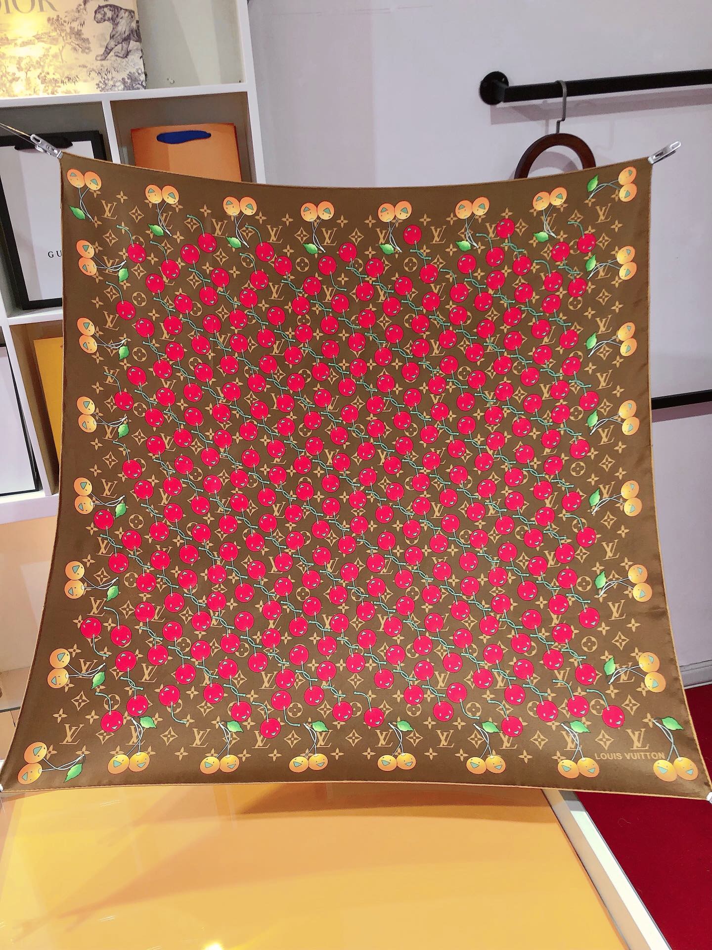 NO:174809,SLV2406 Original single LV90cm silk square scarf, top-grade twill silk material is purely hand-made curled edges, full of luxury. The new counter fabric pursues the shape and feels crisp. The color matching of high-end designers considers the upper body effect and color saturation. The color is fresh, rich and exquisite and has a celebrity temperament!  Good goods are not waiting for others, if you like them, you can’t miss them!  Quickly break the order [Ingredient size 90X90cm Twill silk], high-version scarf, louis vuitton, real silk19860909SLV2406 原单LV90cm真丝方巾,顶级斜纹真丝材质纯手工卷边,轻奢感十足 专柜新款面料追求造型,手感挺括,高端设计师配色均考虑上身效果和色彩饱和度,色泽新鲜浓郁非常精致又有名媛气质！好货不等人,喜欢就不能错过哦！快快砸单来吧【成分尺寸90X90cm 斜纹真丝】,高版本围巾,louis vuitton,real silk,scarf