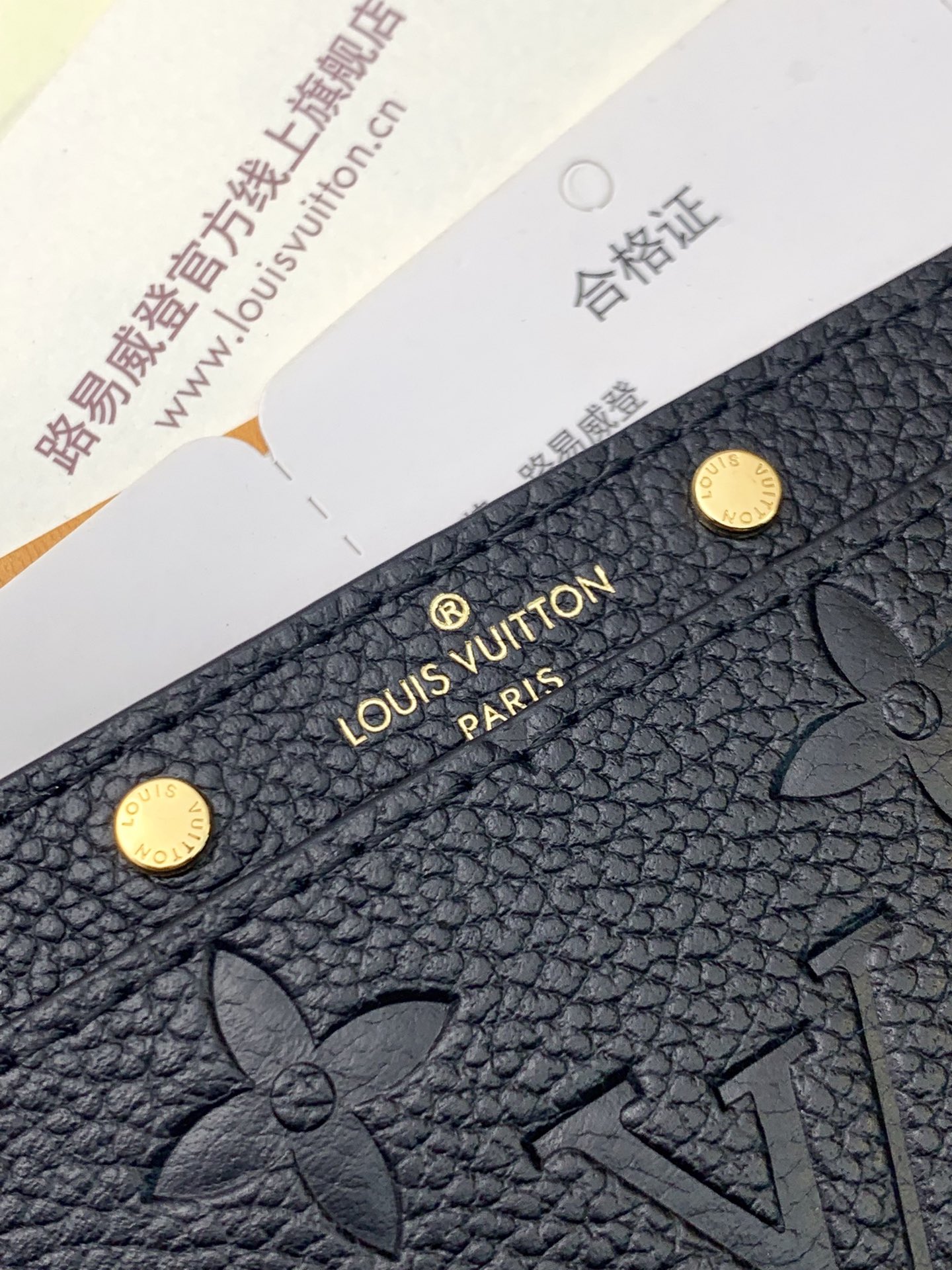 M69171黑色压花！经典款卡夹汲取MonogramEmpreinte皮革的温婉气息其上微微浮现Mono