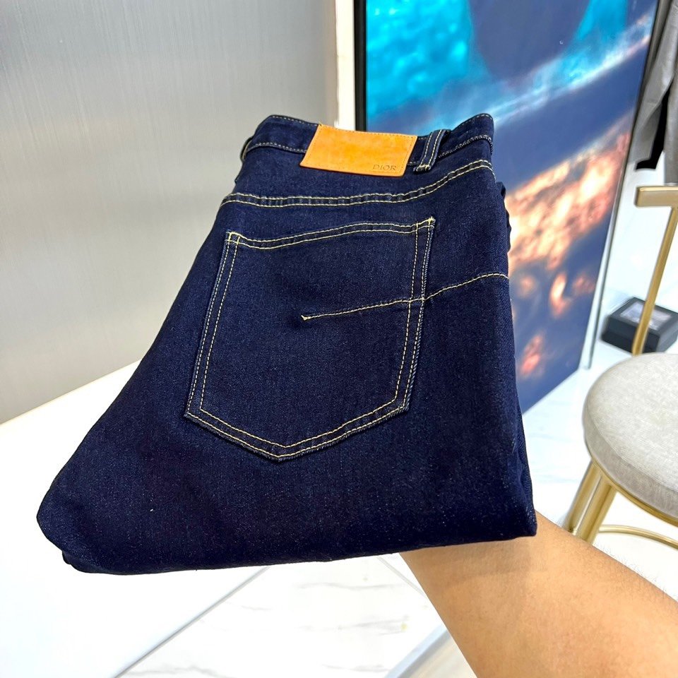 Dio迪奥23FW秋冬新品发售男士牛仔裤以工艺和面料为主导的一款休闲裤通体的辅料和面料皆为意大利原版定制