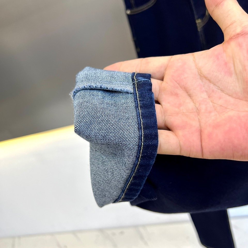 Dio迪奥23FW秋冬新品发售男士牛仔裤以工艺和面料为主导的一款休闲裤通体的辅料和面料皆为意大利原版定制