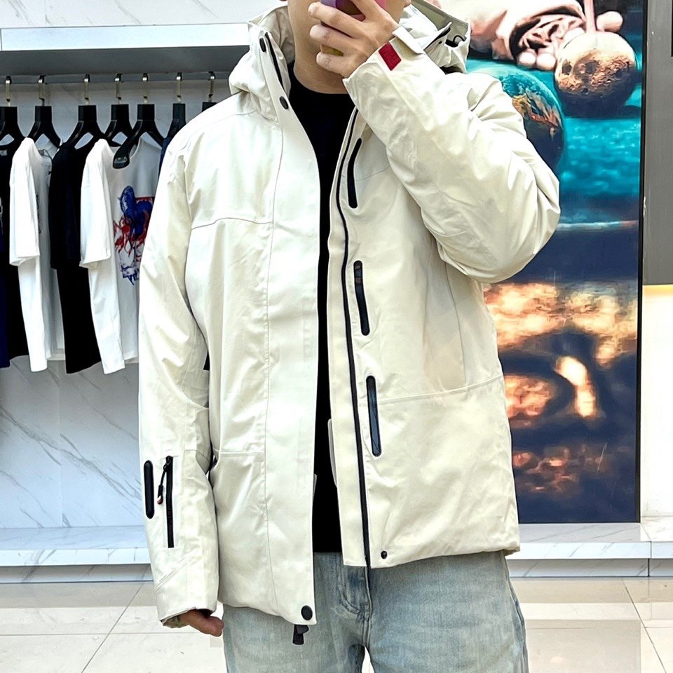 Mon蒙口23s男款羽绒服外套滑雪服系列经典的英式传承依旧时尚韵味浓郁.独具一格的时尚单品.客供聚酯纤维