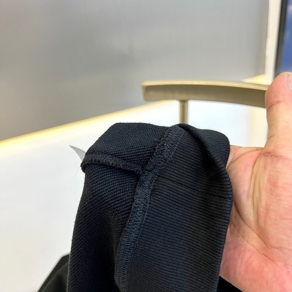 Dio迪奥23新品秋冬微加绒圆领卫衣可以单穿也可以里面再打个底微宽松设计裁剪纯棉材质这种棉很特别手感是很