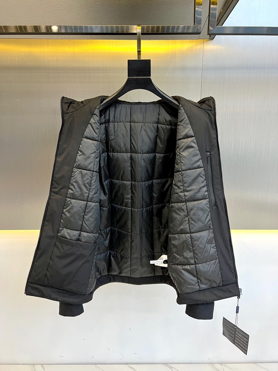 Prad普拉男士连帽休闲棉服23秋季新品极具P家美学基调的一款夹克外套以面料和品质为主导延续了常态化的设