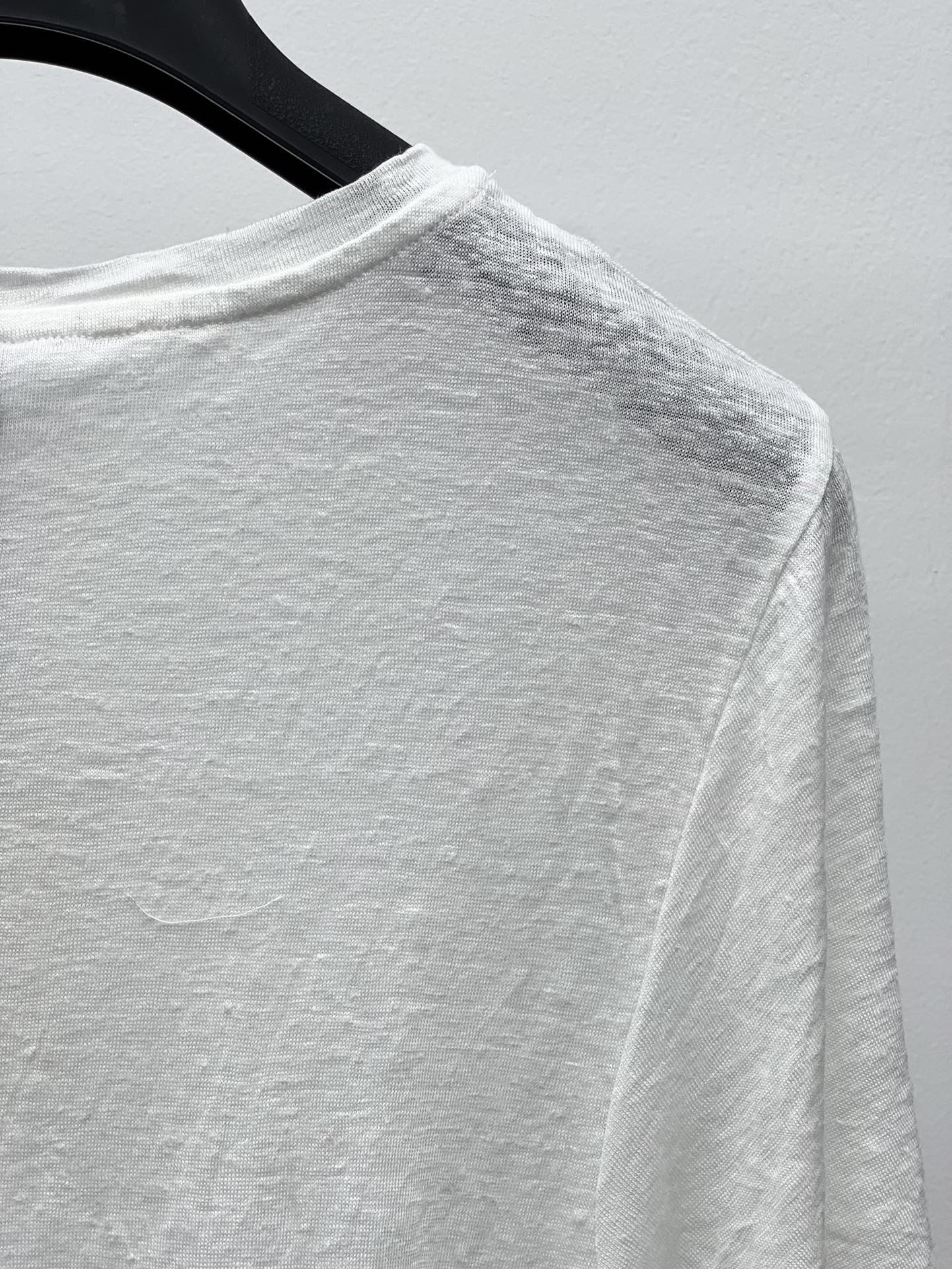 TOTEM*亚麻T恤采用轻盈柔软的针织亚麻面料制成宽松版型结合圆领设计袖孔的弧形接缝为衣袖增添立体感衣身