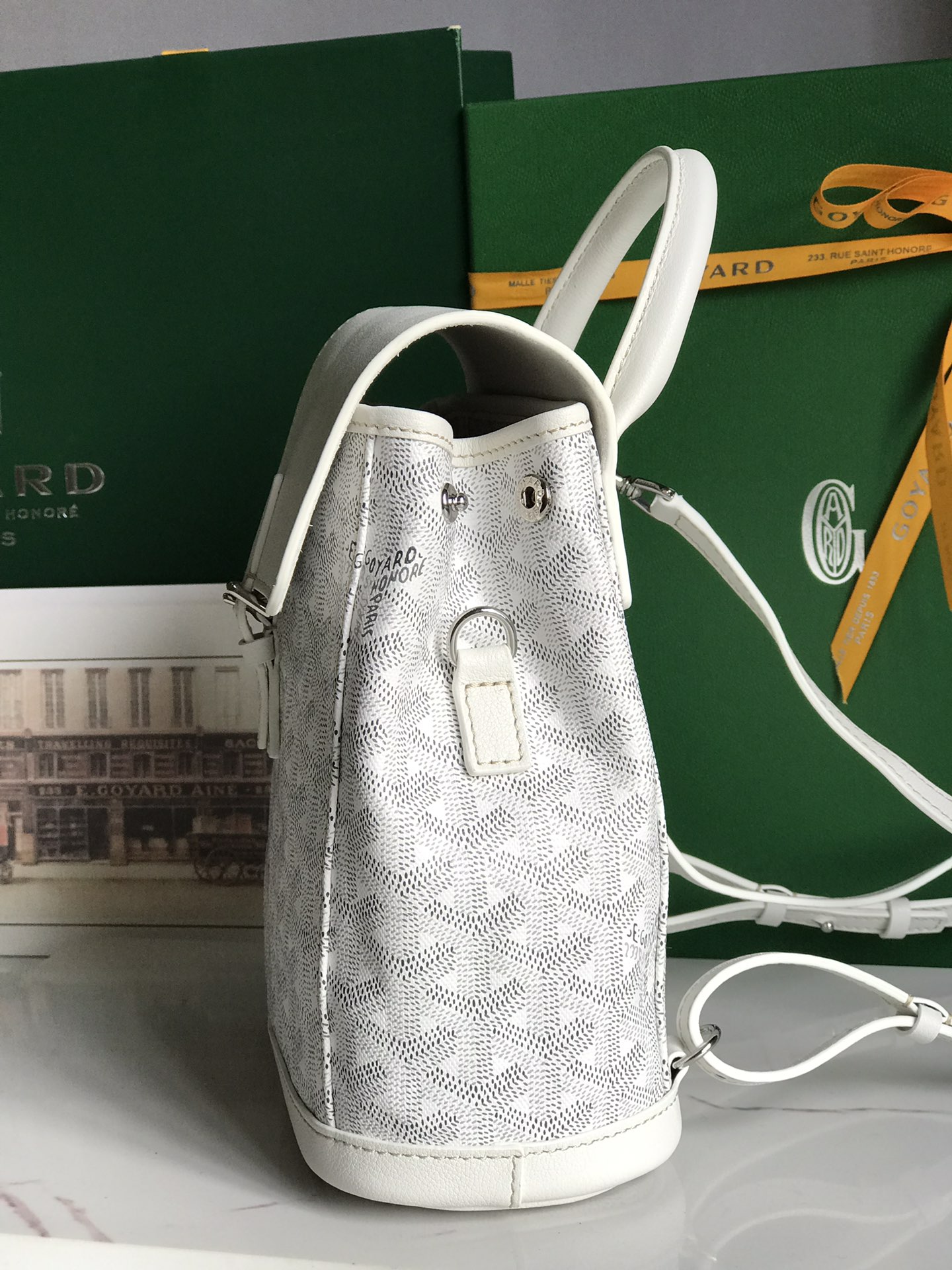 p600。❤️Alpin迷你小背包二代纽扣款🎒👻送原版礼品盒🎁➕升级版说明书➕丝带🎀
新一代Alpin迷你双肩包钮扣款取消了原有的抽绳皮带模式，化繁为简，拿取更便捷；包身设有一组巧妙的挂钩和两条可拆卸可调节的肩带，使Alpin迷你包既可以手拎，肩背，斜挎，还能成为你的迷你“小书包”。
尺寸:19*20*9 cm
🔎 020195-1