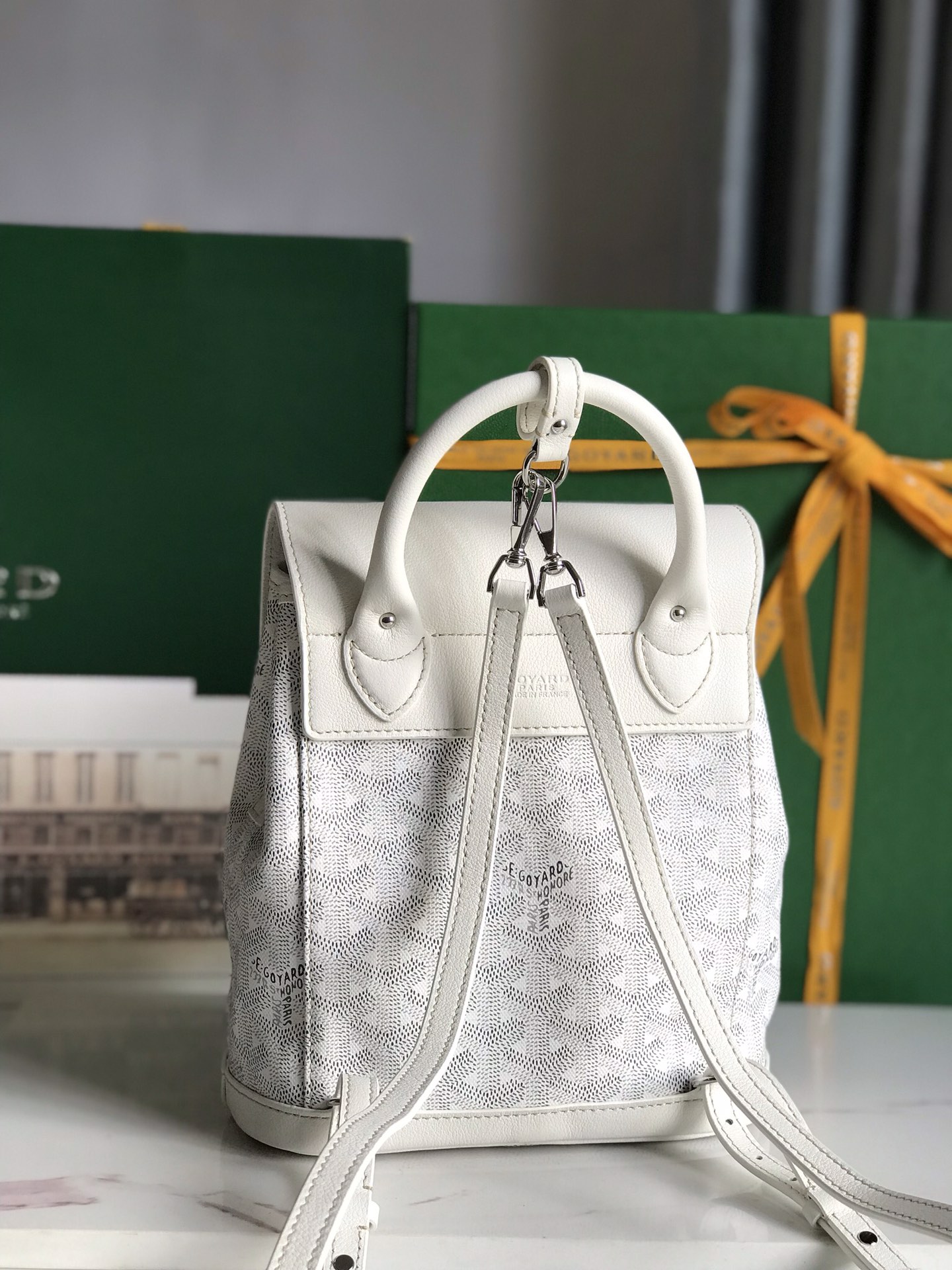 p600。❤️Alpin迷你小背包二代纽扣款🎒👻送原版礼品盒🎁➕升级版说明书➕丝带🎀
新一代Alpin迷你双肩包钮扣款取消了原有的抽绳皮带模式，化繁为简，拿取更便捷；包身设有一组巧妙的挂钩和两条可拆卸可调节的肩带，使Alpin迷你包既可以手拎，肩背，斜挎，还能成为你的迷你“小书包”。
尺寸:19*20*9 cm
🔎 020195-1