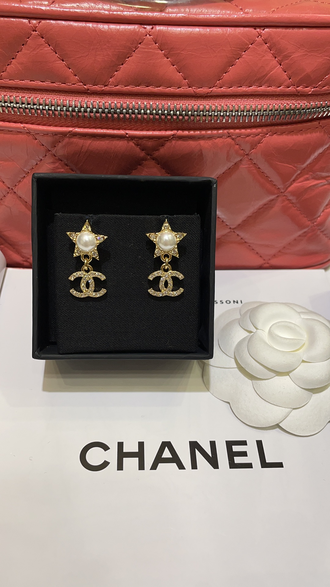 NO:635324,88180, today’s new product purchase yb 24C new gold rhinestone double C star earrings, full diamond double C pearl small stars, super sparkling and super charming, full of exquisite atmosphere when worn on the ear, close your eyes and buy it, make money, customize it at a good price, buy it with confidence, z version, buy it exclusively with yb development, consistent brass gold plating, Swarovski diamond, gold plating, Cartier high-end jewelry1986090988180,今日新品购入yb 24C新款金色水钻双C星星耳钉 满钻双C珍珠小星星 超闪超迷人 佩戴上耳满满的精致氛围感 闭眼入 买到赚到 定制好价 z版放心入 独家购入yb开发 一致黄铜镀金 施华洛钻,,gold plating,卡迪亚高端饰品,Jewelry