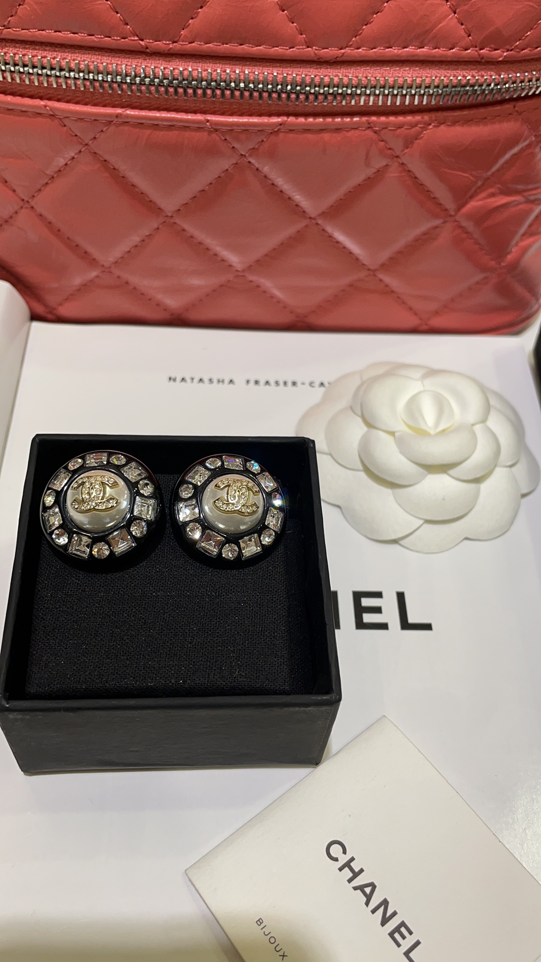 NO:103916,24C new black acrylic full diamond double C round stud earrings, black button outer ring is decorated with large crystal, retro feel is directly pulled, super flash and charming, exquisite details are not exaggerated, daily commuting and date are super versatile, customized crystal, Chanel earrings, chanel1986090924C新款黑色亚克力满钻双C圆形耳钉 黑色纽扣外圈点缀满大颗水晶 复古感直接拉满超闪超迷人 细节精致又不浮夸 日常通勤约会超百搭 定制水晶,香奈儿耳钉,chanel,Jewelry