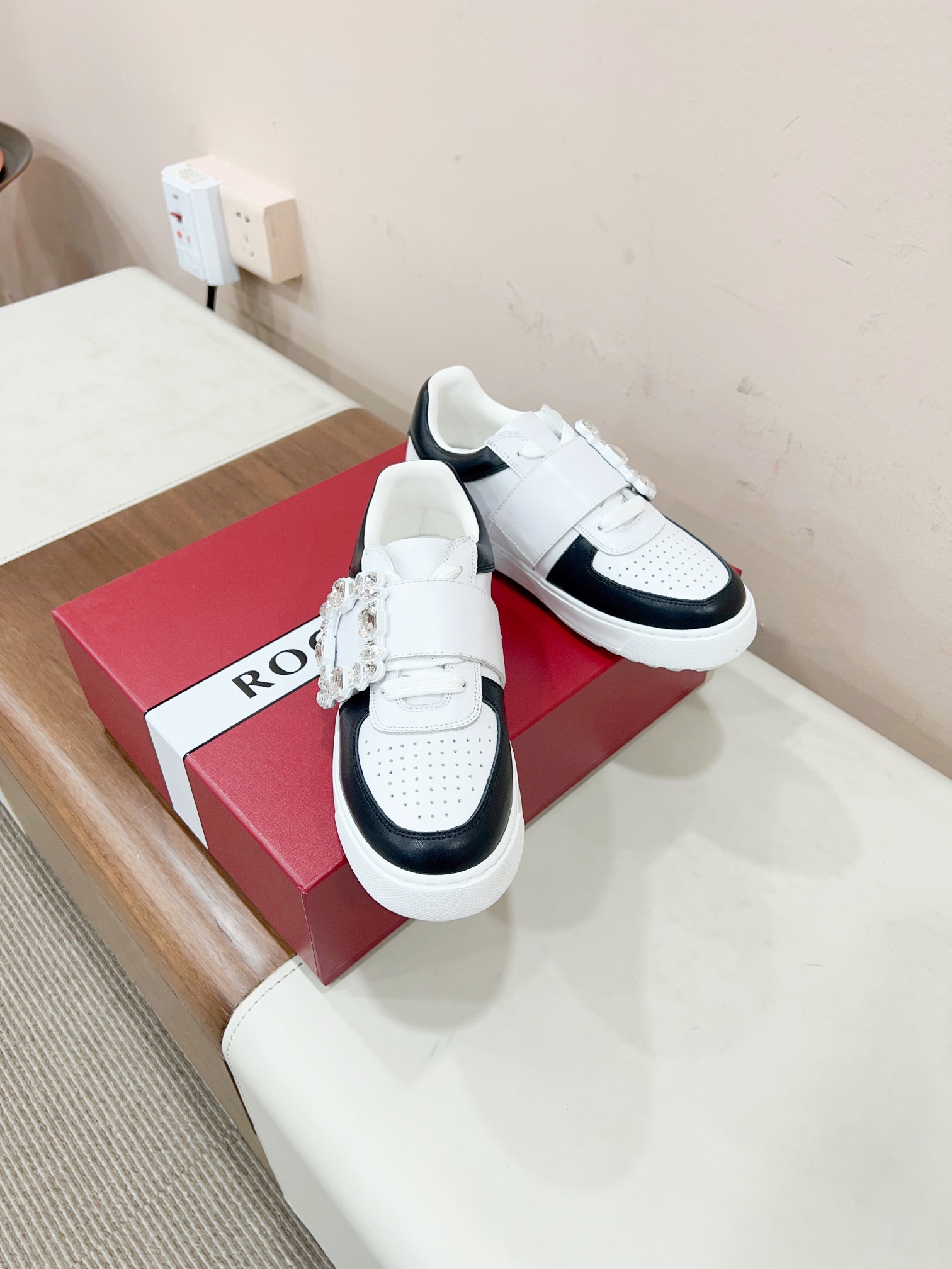 NO:493708,Certified * 24 new models Zhou Dongyu~Tang Yan~linda same style Dream Love Shoes RV Square Button White Shoes!  The light sports trend is coming, and the young ladies who want to increase their height are very suitable for this one!  Perfect stretched leg lines Original replica, super positive style, perfect workmanship details, very comfortable and elegant and versatile. Upper: Original custom cowhide upper imported breathable sheepskin inner lining, hardware original 11 molded diamond buckle, original custom foam sole: 35-40 (40 custom made) Extreme cost-effectiveness, no bargaining., casual shoes/sports shoes, sneakers, cowhide, sheepskin19860909已认证  * 24新款周冬雨~唐嫣~linda同款 梦中情鞋RV方扣小白鞋！轻运动风潮来袭,.想要增高的小姐姐非常适合这款！完美拉伸腿部线条 原版复刻 版型超正 做工细节完美 ,上脚非常舒适 高雅百搭.  鞋面:原版定制牛皮鞋面  内里进口透气羊皮内里 五金原版11开模钻扣 鞋底原版定制发泡大底 : 35-40 (40定做） 极致性价比,不议价.,休闲鞋/运动鞋,sneakers,cowhide,sheepskin,Women's Shoes