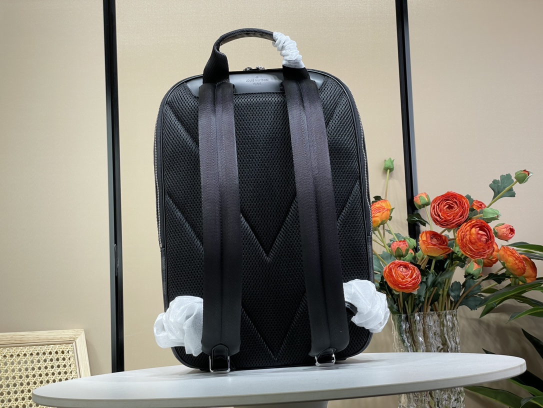 Louis Vuitton 23The latest LV Michael backpack is officially on sale N45279 black checkered Damier Infini Onyx Damier checkerboard pattern, with