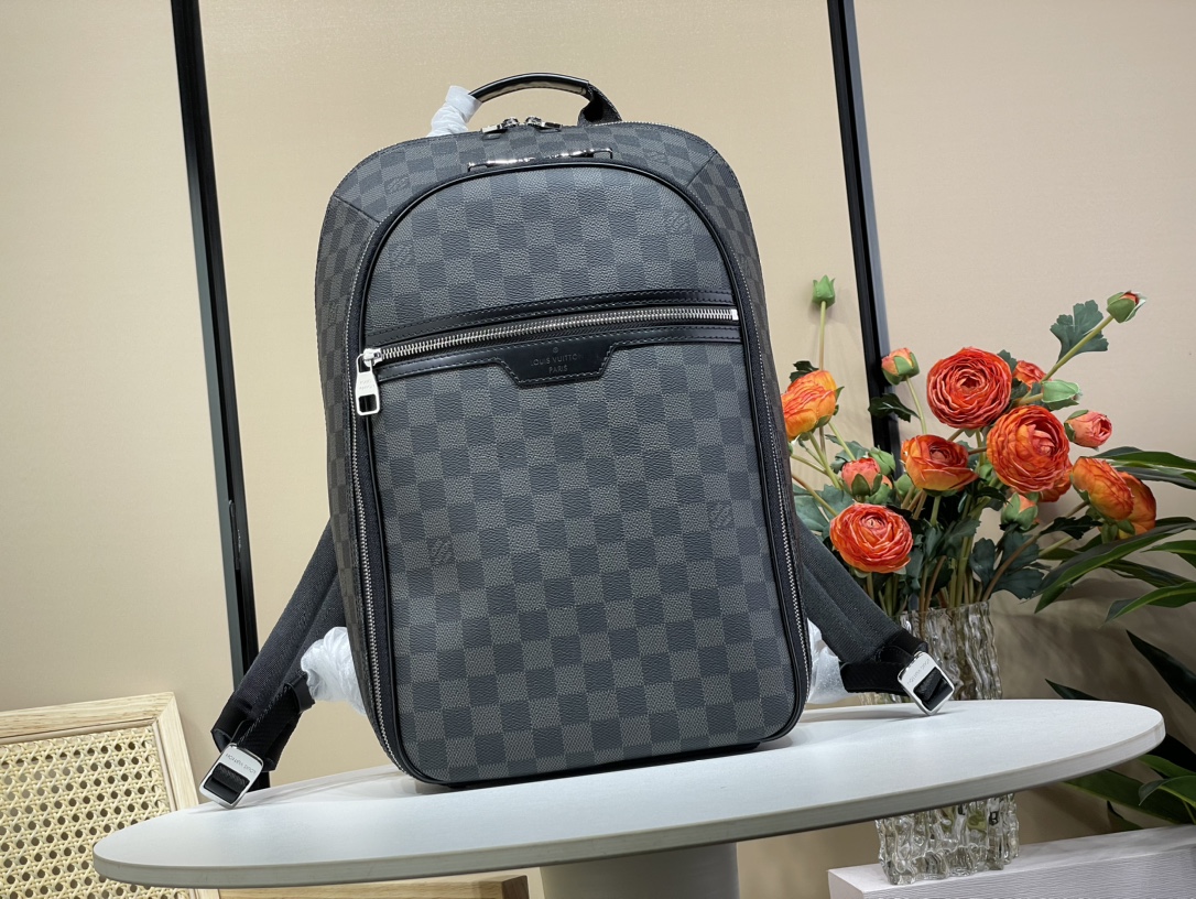 Louis Vuitton 23The latest LV Michael backpack is officially on sale N45279 black checkered Damier Infini Onyx Damier checkerboard pattern, with