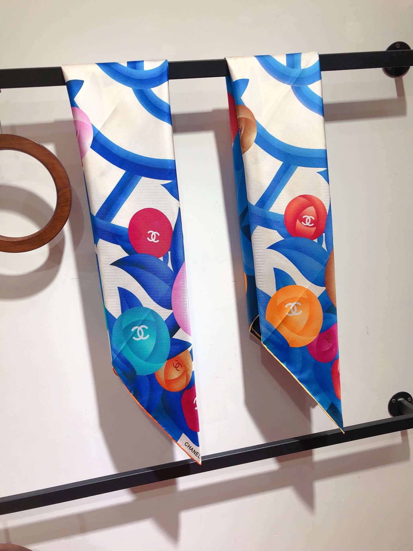 NO:172437,SCC2407 Original single small 90cm silk square scarf, top-grade twill silk material is purely hand-made curled edges, light luxury, high-end heavy twill silk, complete counter quality fabric pursues the shape, with a crisp feel, bright and plump color is super pleasing to the eye!  Good goods are not waiting for others, if you like it, you can't miss it [Ingredient size 90X90cm Twill silk], high-version scarf, real silk19860909SCC2407 原单小香90cm真丝方巾,顶级斜纹真丝材质纯手工卷边,轻奢感十足高端重磅斜纹真丝完全专柜品相面料追求造型,手感挺括,鲜艳饱满色彩超级养眼！好货不等人,喜欢就不能错过哦【成分尺寸90X90cm 斜纹真丝】,高版本围巾,real silk,scarf