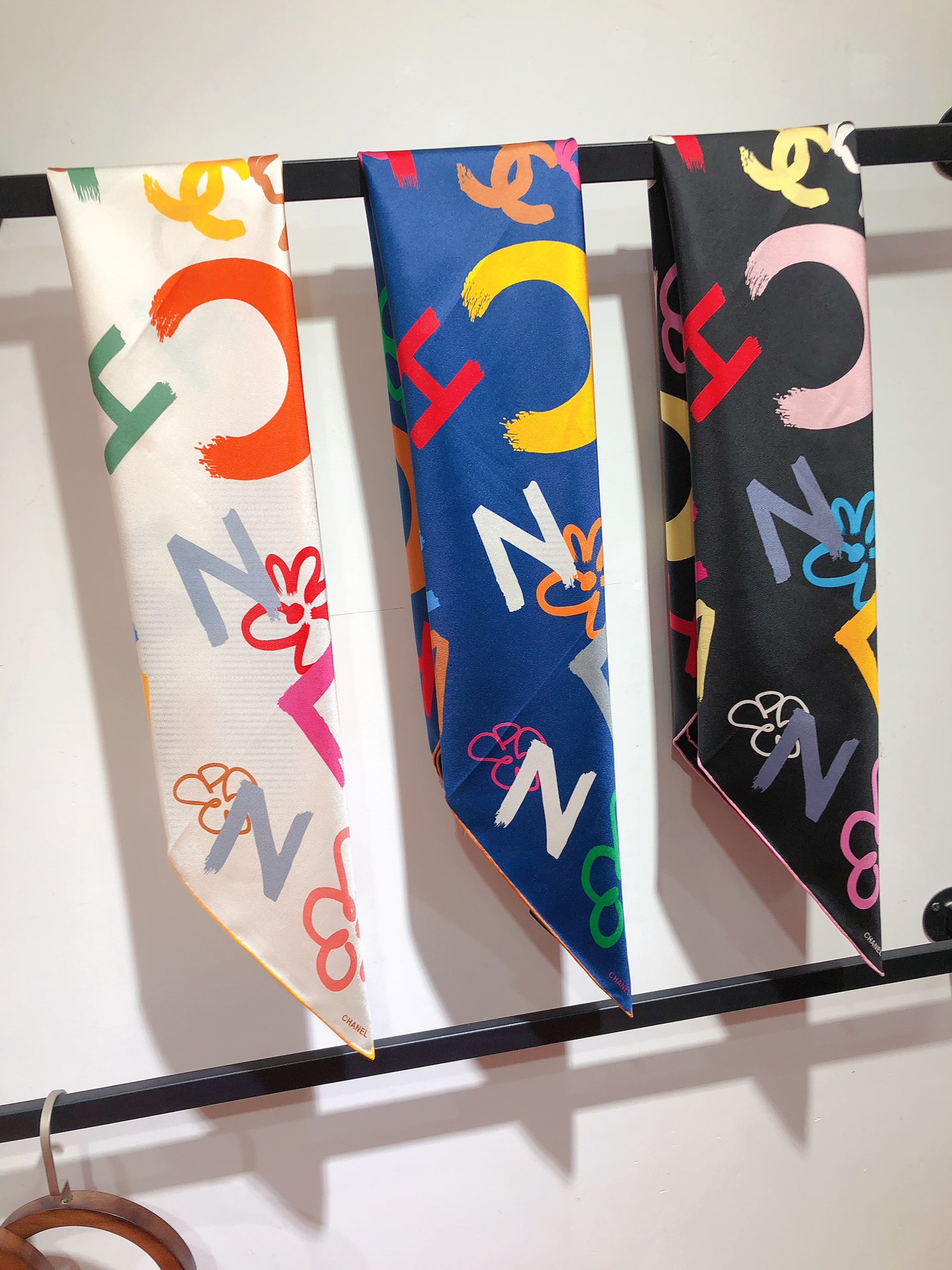 NO:172443,SCC2408 Original single small 90cm silk square scarf, top-grade twill silk material is purely hand-made curled edges, light luxury, high-end heavy twill silk, complete counter quality fabric pursues the shape, with a crisp feel, bright and plump color is super pleasing to the eye!  Good goods are not waiting for others, if you like it, you can't miss it [Ingredient size 90X90cm Twill silk], high-version scarf, real silk19860909SCC2408 原单小香90cm真丝方巾,顶级斜纹真丝材质纯手工卷边,轻奢感十足高端重磅斜纹真丝完全专柜品相面料追求造型,手感挺括,鲜艳饱满色彩超级养眼！好货不等人,喜欢就不能错过哦【成分尺寸90X90cm 斜纹真丝】,高版本围巾,real silk,scarf