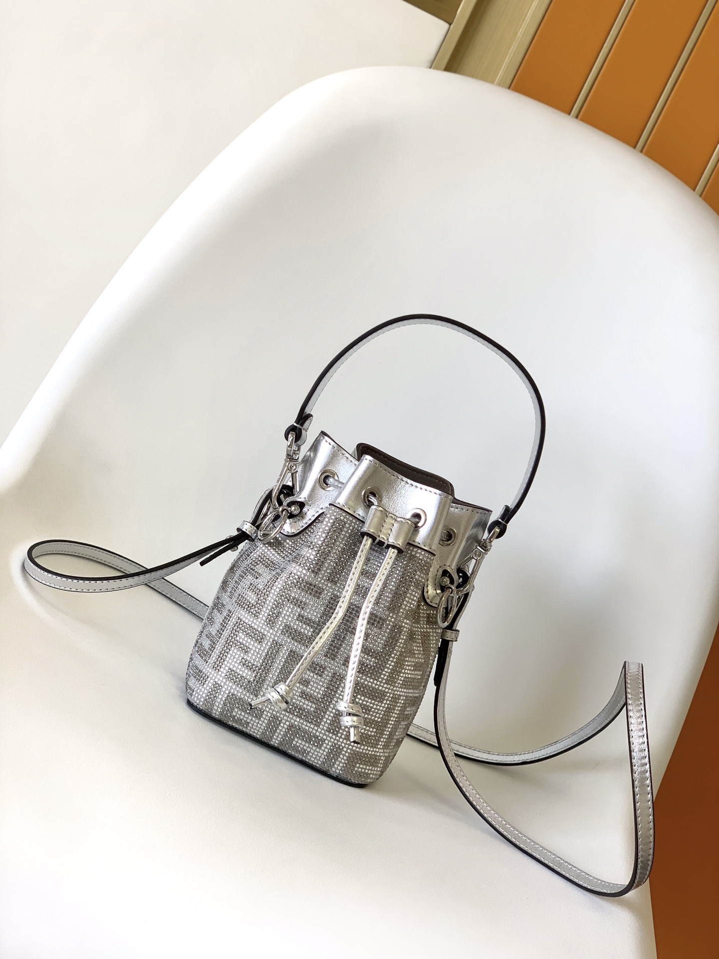 Fendi Mon Tresor mini银色人造水晶图案水桶包, 可盐可甜 怎么凹造型都可 Size:18.5-12-10cm 277