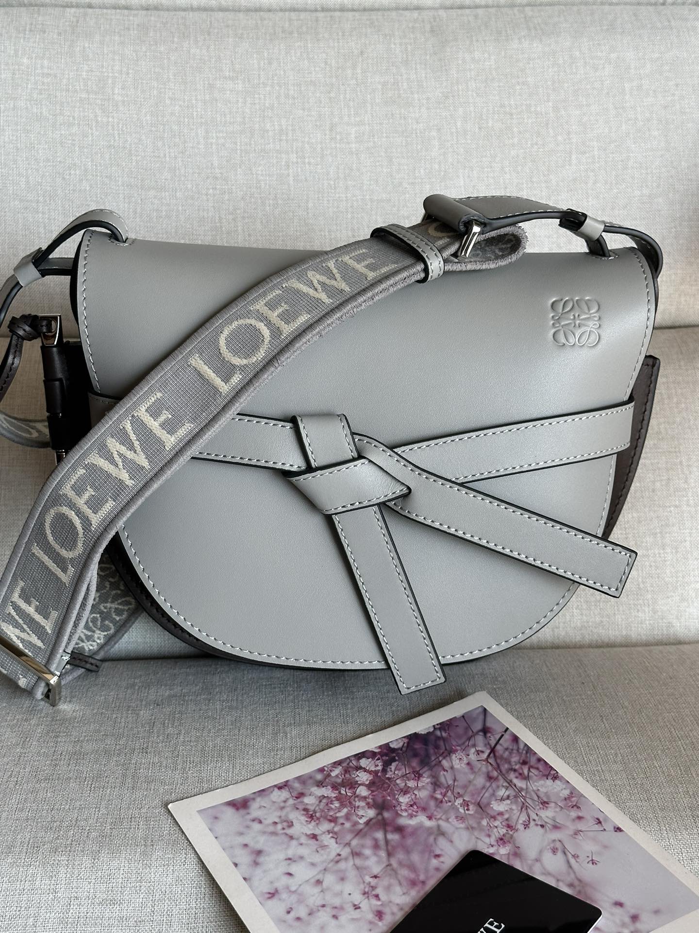 NO:175600,Genuine grade original leather version gray coffee model 56t21 upgraded letters shoulder strap saddle bag handbag shipment Juezi √ Wide shoulder strap is simply a soul pen. Gate's new life bag is made of soft cowhide leather, removable and adjustable cowhide lifting embroidered shoulder straps ~ one shoulder crossbody, waist bag, chest bag is very ~ the upper body shows temperament, the capacity is also very online. Must-in-app purchase ze20*19*11.5cm, special Luo Yiwei, loewe, cowhide19860909正品级 原厂皮版本 灰咖 型号56t21升级版字母寛肩带马鞍包 手袋出货 绝绝子√宽肩带简直是灵魂之笔 赋予了gate全新的生命包身采用柔软牛皮革精制而成,可拆卸调节牛皮提绣花肩带～单肩斜挎、腰包 胸包都非常~背上身很显气质 容量也非常在线 必入款ze20*19*11.5cm,特级罗意威,loewe,cowhide,Bag