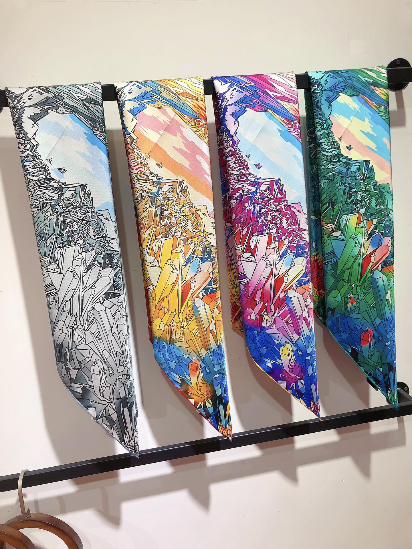 NO:174719,SHMS2401 Original Single Hermes [Crystal Valley] 90cm Silk Square Scarf It seems to bring us back to the secret cave in childhood dreams, riding on the magical quartz and glittering crystals with a dreamy unicorn. It stands there, a magical creature bathed in colorful light, standing proudly in the center of the wonderful world, and the vast sky is reflected in the clear river water. The illusion of water and sky is as sweet as candy!  The most cutting-edge twill silk   hand-curled edge craft is soft and light, and easy to wear. There are not many items available all year round, place an order as soon as possible [This model specification is 90x90cm Twill silk] Scarf scarf, high-version scarf, hermes, real silk19860909SHMS2401原单爱马仕【水晶之谷】90cm真丝方巾 仿佛把我们带回到童年梦中的秘密洞穴,乘着梦幻般的独角兽在神奇的石英和闪闪发光的水晶上疾驰.它站在那里,一个沐浴在五彩斑斓的光芒中的神奇生灵,傲立于奇妙世界的中心,广袤无垠的天空倒映在清澈见底的河水中.水天一色的幻景如糖果般甜美！采用斜纹真丝 手工卷边最前沿的工艺,柔软轻盈,佩戴方便.一年四季均可使用数量不多,趁早下单【本款规格90x90cm 斜纹真丝】围巾丝巾,高版本围巾,hermes,real silk,scarf