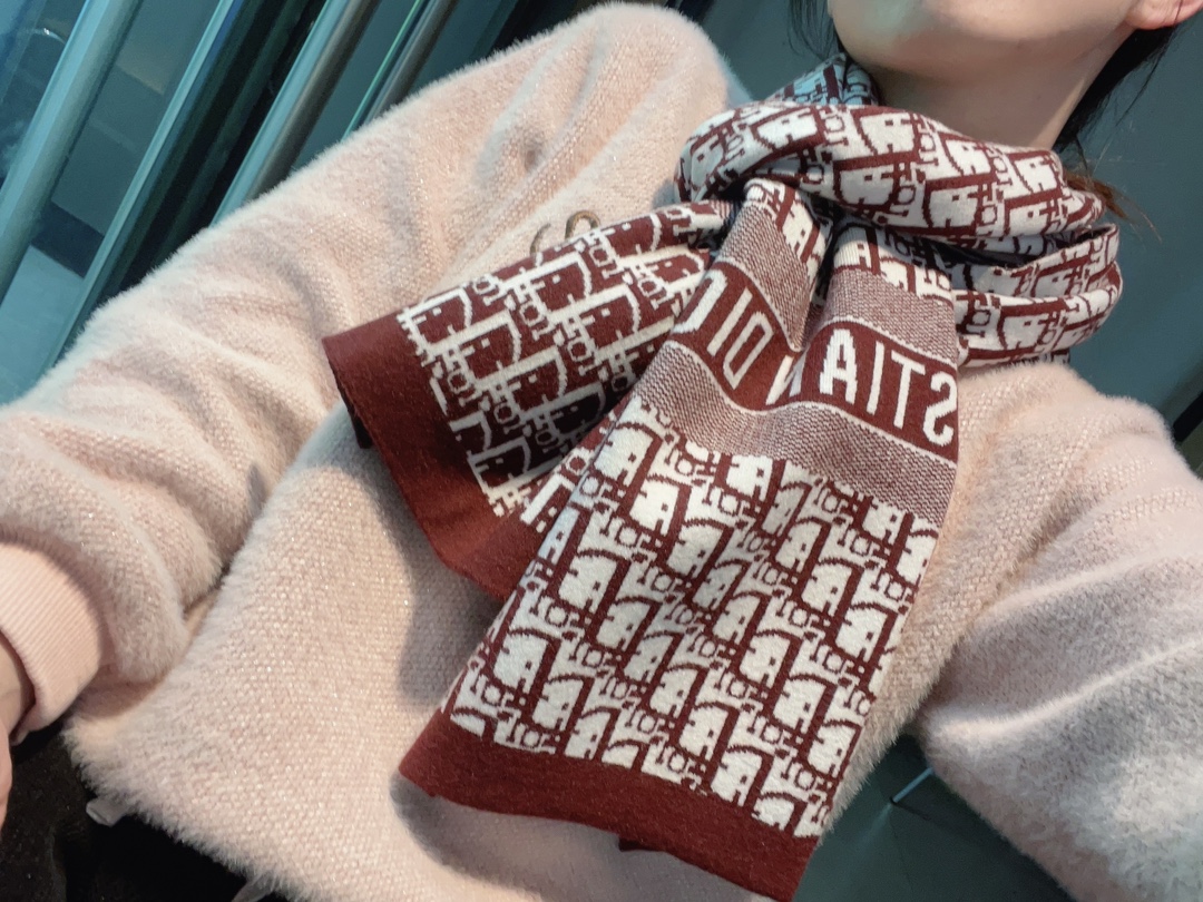 NO:170021,Dior's latest presbyterian elements couples have few pictures posted. The new model that has just been released will soon be refreshed in a few weeks and keeps warm. I believe me, I am really a warm big sheep!  The quality is invincible, using cashmere wool fabric (original fabric). You should feel the quality strongly when you look at the pictures. The jacquard presbyopia on it is very clear, like the printed one, the welfare price is soft and warm~ It is very thick and warm enough. Every woman will fall in love with her. The old pattern is very distinctive. The real thing is really a warm big sheep and gives people a sense of security. The key is that the appearance is so high and the very rare one looks good no matter how you surround it. I definitely feel that it is worth 30*190cm, high-version scarf, dior19860909Dior最新老花元素情侣款现在晒图的还比较少,刚出的新款,等再过几周马上会刷爆了凹造型又保暖Dior最新秋冬款,相信我,真心是温暖大绵羊！品质无敌赞,采用羊绒羊毛面料(原版面料),你们看图片应该能强烈的感受到品质非同一般,上面的提花老花非常清晰,像印上去的一样福利价格回馈软糯保暖~很厚实一条足够温暖,每个女人都会爱上Ta吧老花纹很有特色,实物真的是温暖的大绵羊一样给人安全感,关键颜值还这么高特别特别罕见的一款随便怎么围都好看,收到绝对觉得值30*190cm,高版本围巾,dior,scarf