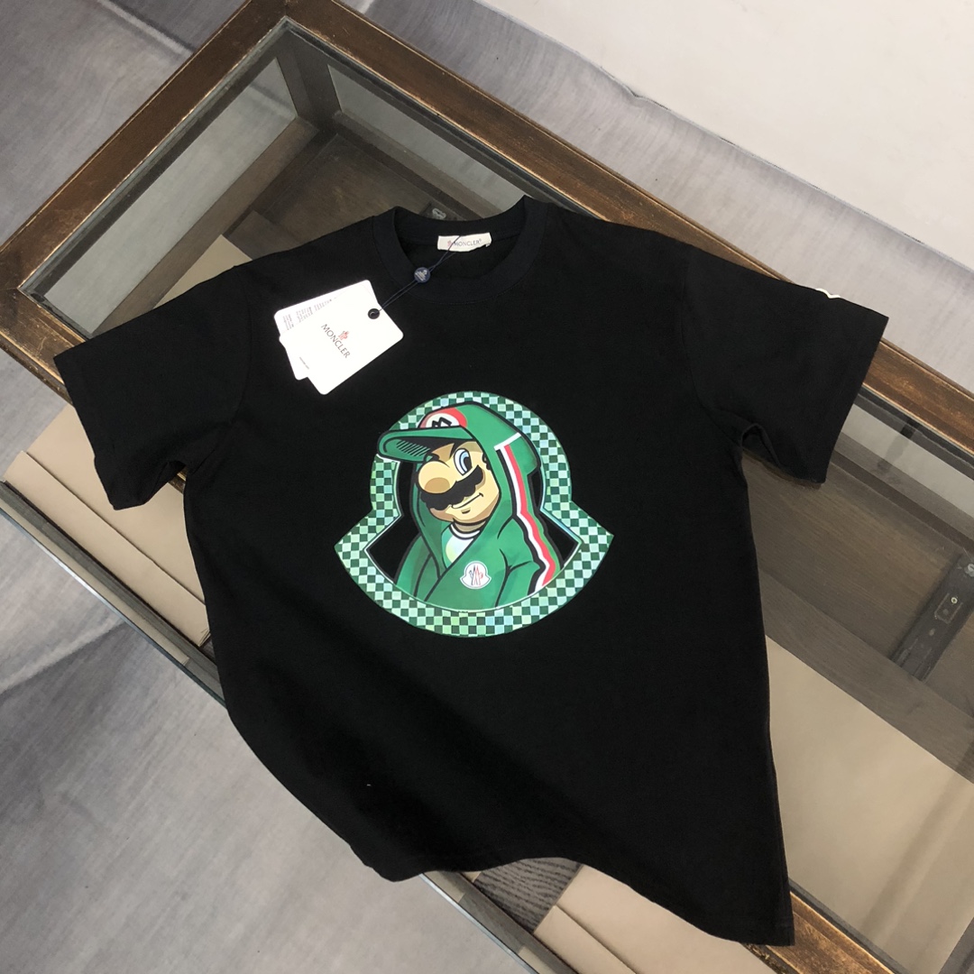 Pyjwlw\n????MONCLER 蒙口 24最新款情侣款短袖T恤～品牌新元素图案印花设计～面料上身舒适透气，不僵硬，修身的剪裁，采用高定定制纯棉面料！上身舒适有型，内搭单穿都完全没问题，时尚潮人必备！！！\n颜色：黑色 白色 \n码数：M L XL XXL XXXL（下单请报身高体重）