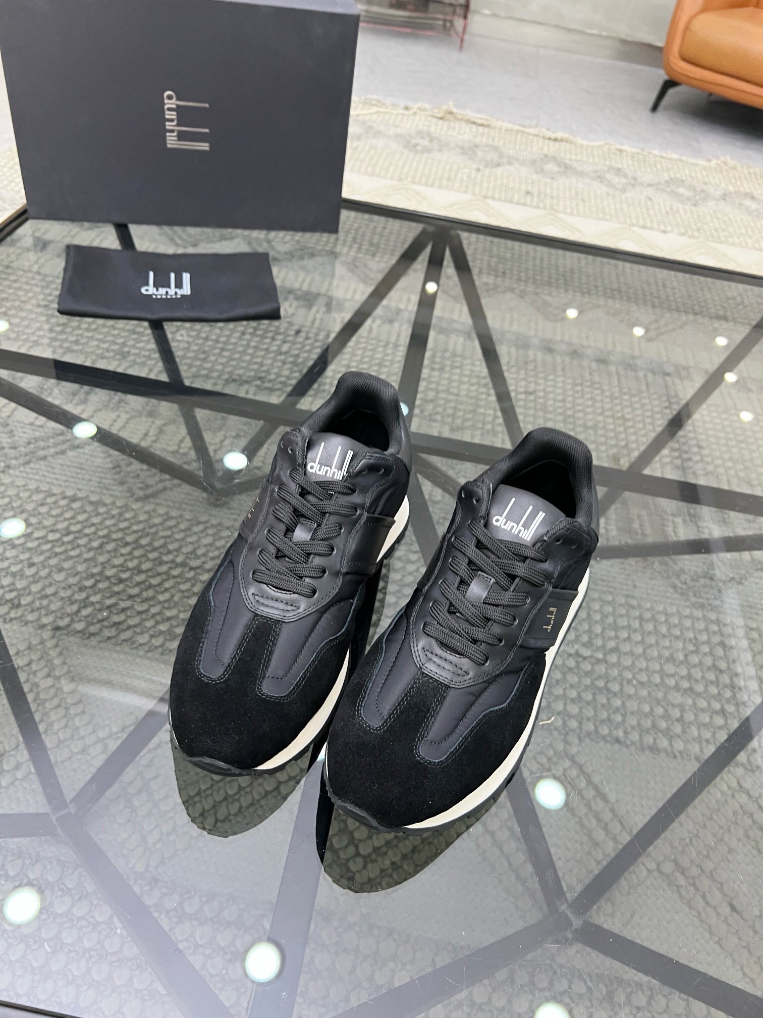 NO:216579,Brand dunhill color original color matching Size 38-44 Customized 45 Price Material Dunhill new style official website The same style of men's casual shoes. Legacy tennis sneakers are inspired by the casual style of the 1980s on the AW21 show, providing a modern style for retro tennis. This shoe is made of calfskin, and the tread pattern of the rubber sole is inspired by Dunhill's car tradition. The upper is made of gold foil embossed brand long tail logo, matched with details of serrated edges and contrasting racing stripes pattern, sneakers, cowhide19860909品牌dunhill 颜色原版配色 码数38-44定做45 价格 材质登喜路新款官网同款男士休闲板鞋新款.Legacy网球运动鞋灵感源于AW21秀场上的80年代休闲风,为复古网球提供了现代风格.这款鞋采用小牛皮制成,橡胶鞋底的胎面花纹灵感来自dunhill的汽车传统.鞋面采用金箔浮雕品牌长尾标识,搭配锯齿边缘的细节和对比色的赛车条纹图案,,sneakers,cowhide,Men's shoes