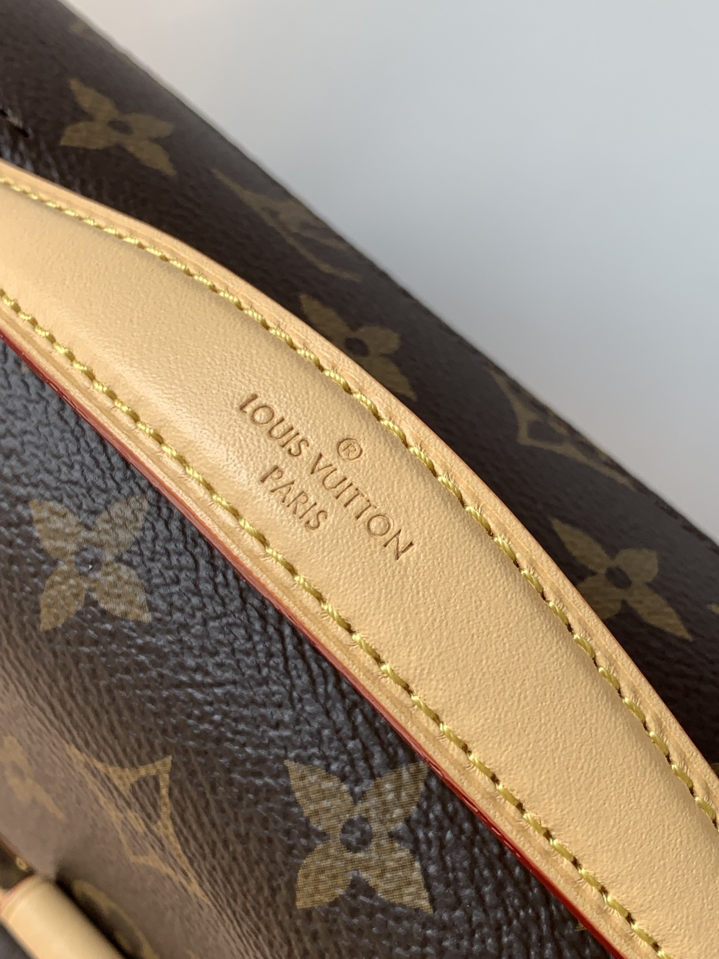 P890💰
Pochette Métis East West 手袋
【特级加强版】
型号： M46279
皮料： 是意大利A级皮料
五金： 采用进口A级全钢五金
包装： 全套原厂MB包装
尺寸：  21.5x13.5x6cm
专柜同步电子芯片内码
MB1233
