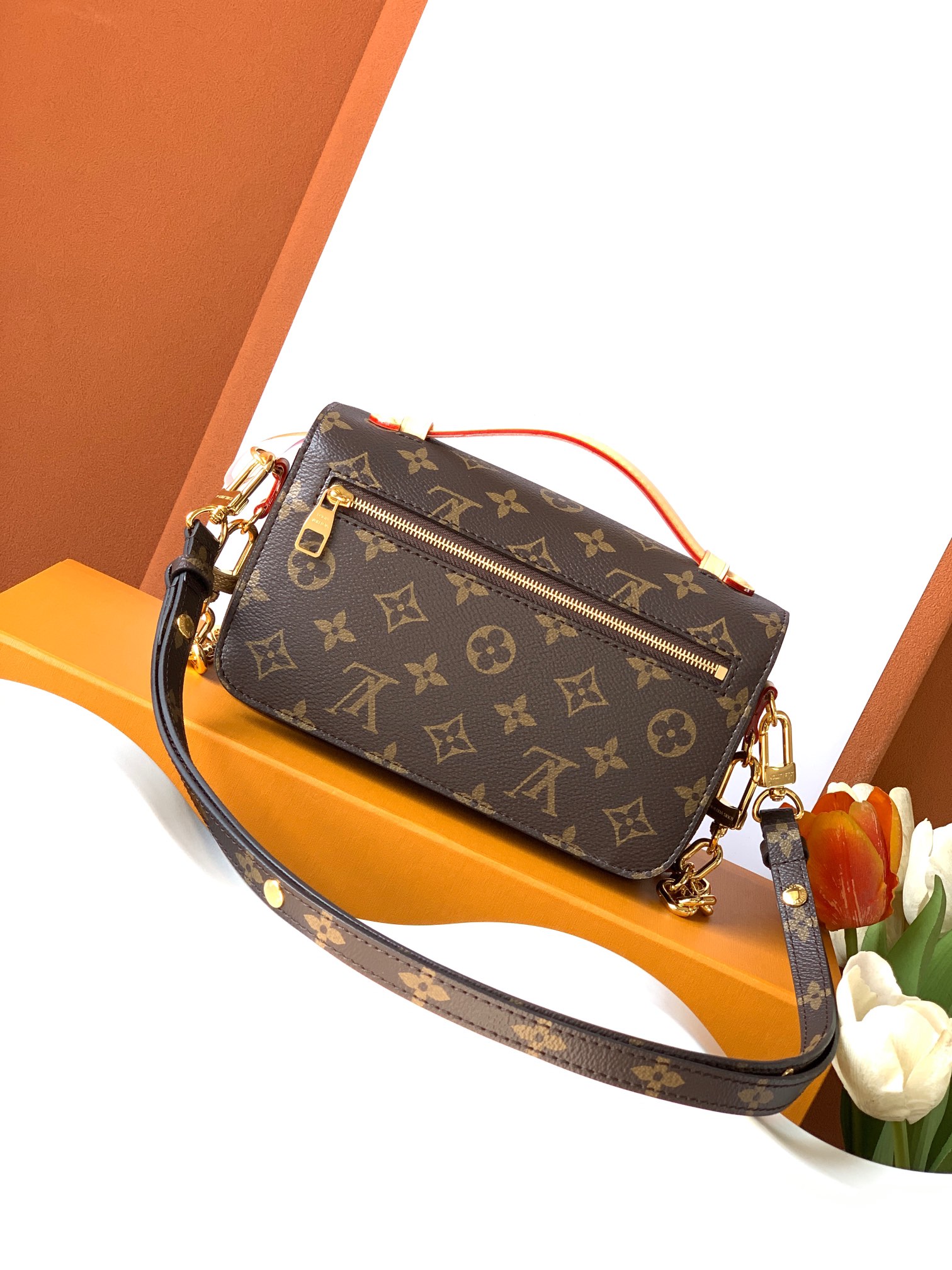 P890💰
Pochette Métis East West 手袋
【特级加强版】
型号： M46279
皮料： 是意大利A级皮料
五金： 采用进口A级全钢五金
包装： 全套原厂MB包装
尺寸：  21.5x13.5x6cm
专柜同步电子芯片内码
MB1233
