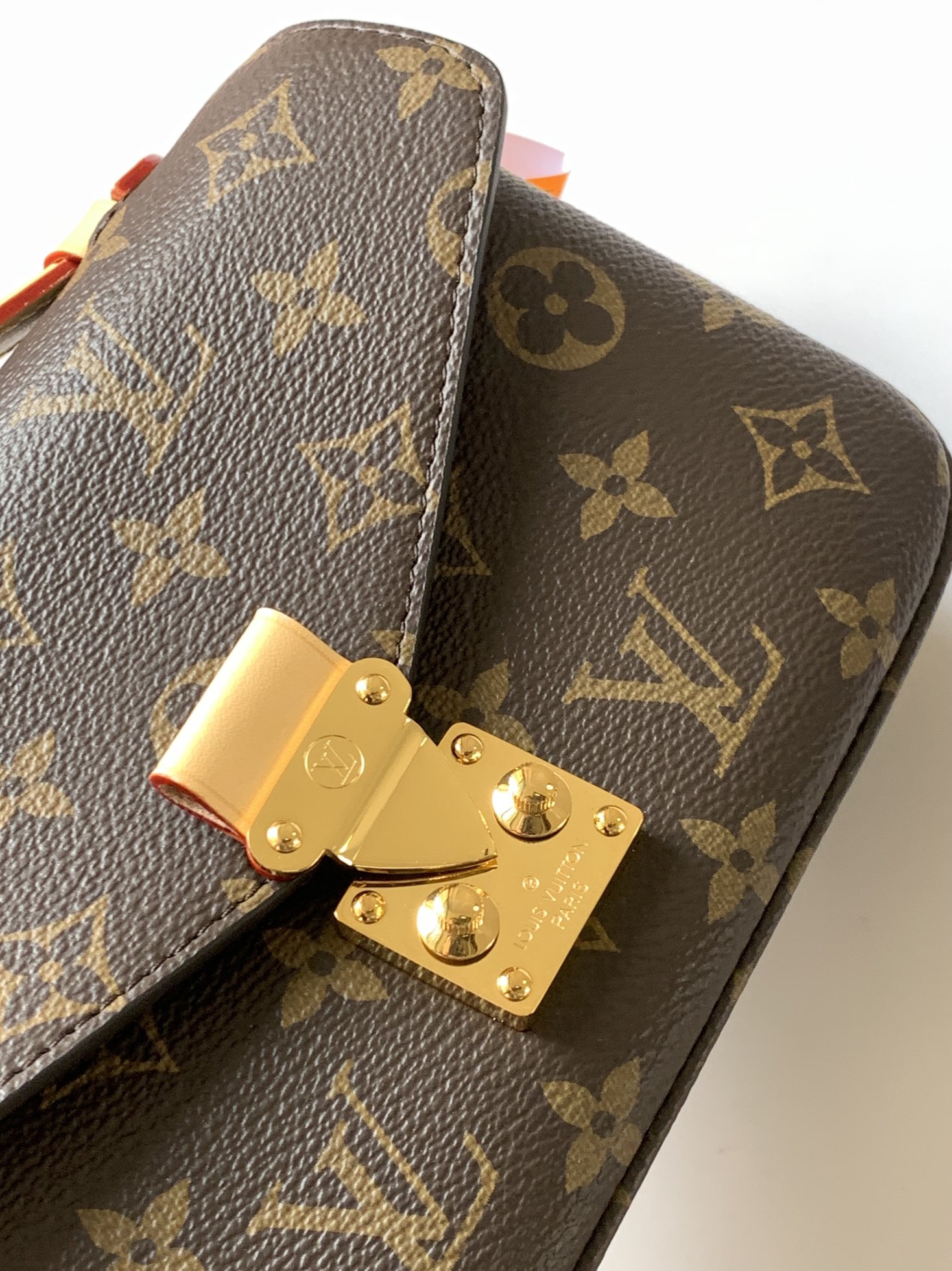 P890💰
Pochette Métis East West 手袋
【特级加强版】
型号： M46279
皮料： 是意大利A级皮料
五金： 采用进口A级全钢五金
包装： 全套原厂MB包装
尺寸：  21.5x13.5x6cm
专柜同步电子芯片内码
MB1233
