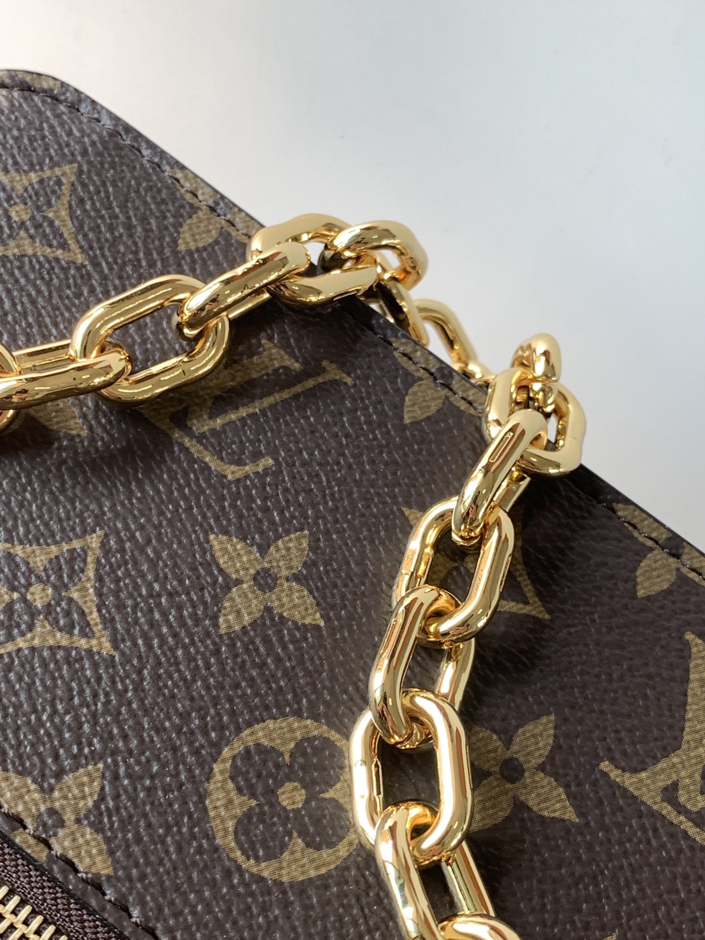 P890💰
Pochette Métis East West 手袋
【特级加强版】
型号： M46279
皮料： 是意大利A级皮料
五金： 采用进口A级全钢五金
包装： 全套原厂MB包装
尺寸：  21.5x13.5x6cm
专柜同步电子芯片内码
MB1233
