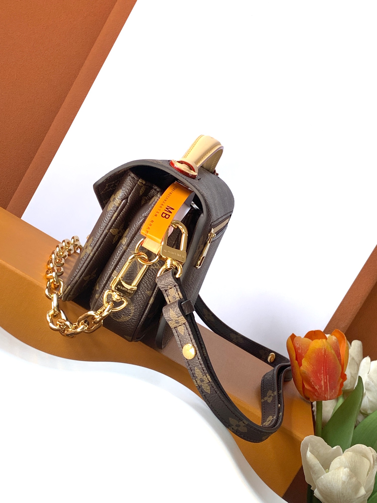 P890💰
Pochette Métis East West 手袋
【特级加强版】
型号： M46279
皮料： 是意大利A级皮料
五金： 采用进口A级全钢五金
包装： 全套原厂MB包装
尺寸：  21.5x13.5x6cm
专柜同步电子芯片内码
MB1233
