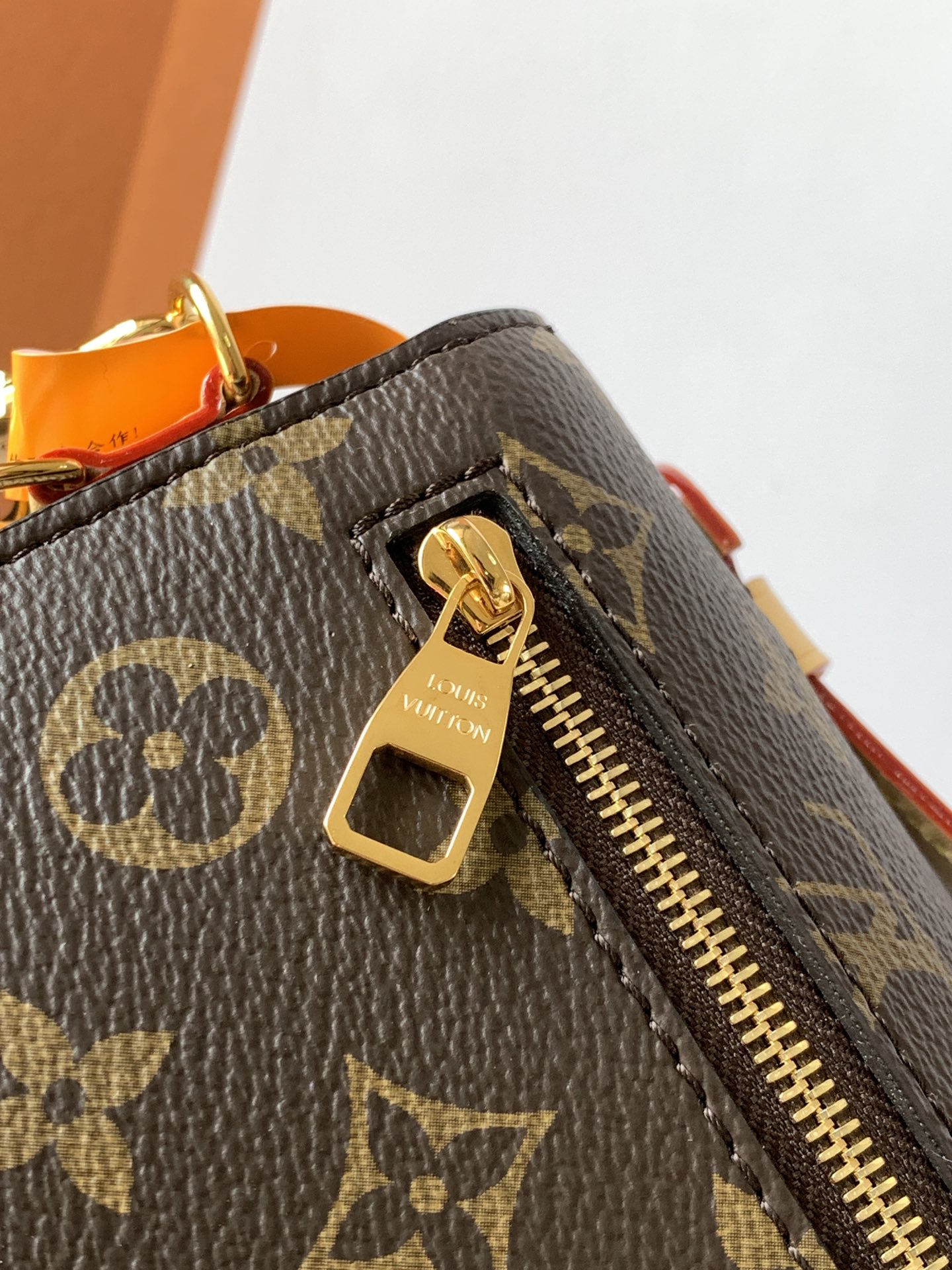 P890💰
Pochette Métis East West 手袋
【特级加强版】
型号： M46279
皮料： 是意大利A级皮料
五金： 采用进口A级全钢五金
包装： 全套原厂MB包装
尺寸：  21.5x13.5x6cm
专柜同步电子芯片内码
MB1233
