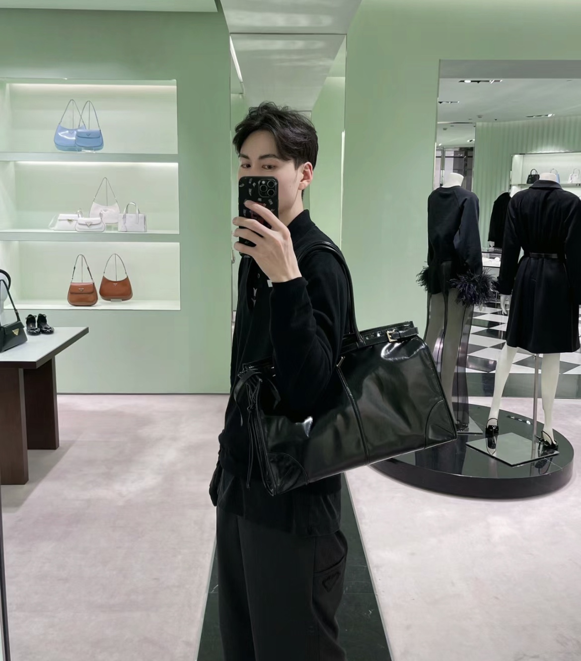 Prada The large size is gender-neutral, has its own aura, and has a large capacity.