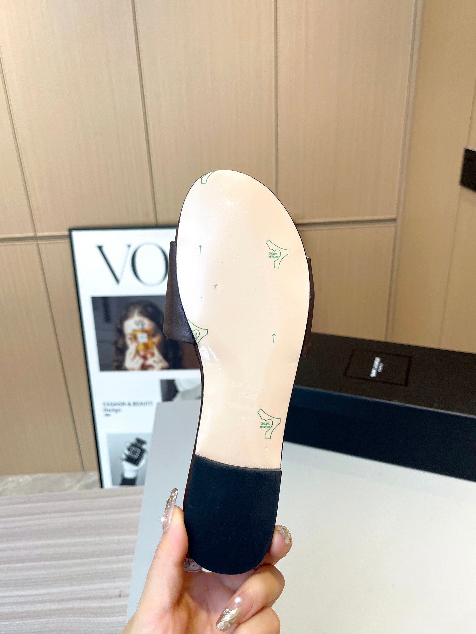 P160（真皮底+30）
SAINT LAURENT 圣罗兰，2024专柜最新系列  细节完美 非常亮眼的走秀系列推出[强][强]
码数：35一43码