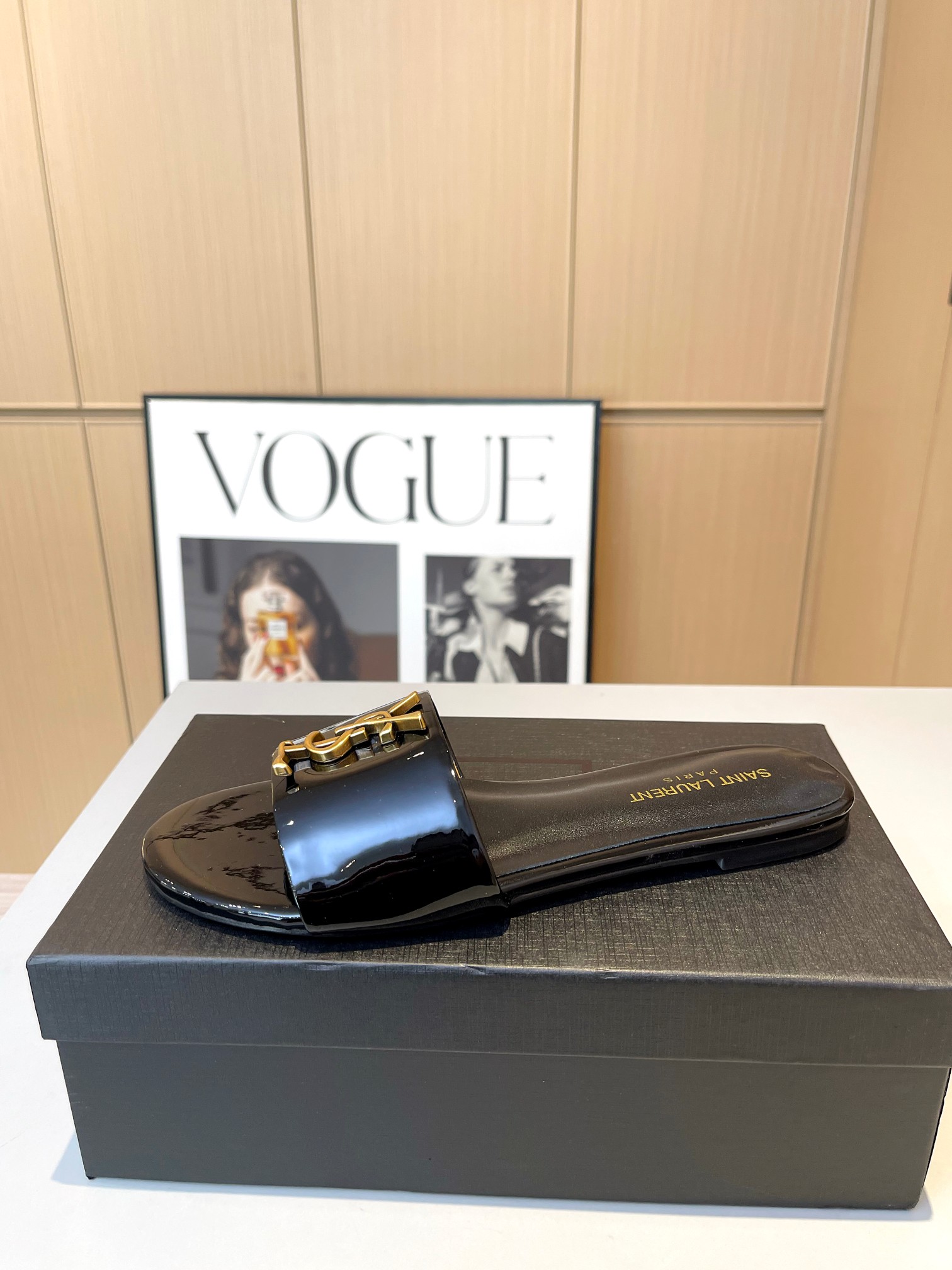 P160（真皮底+30）
SAINT LAURENT 圣罗兰，2024专柜最新系列  细节完美 非常亮眼的走秀系列推出[强][强]
码数：35一43码