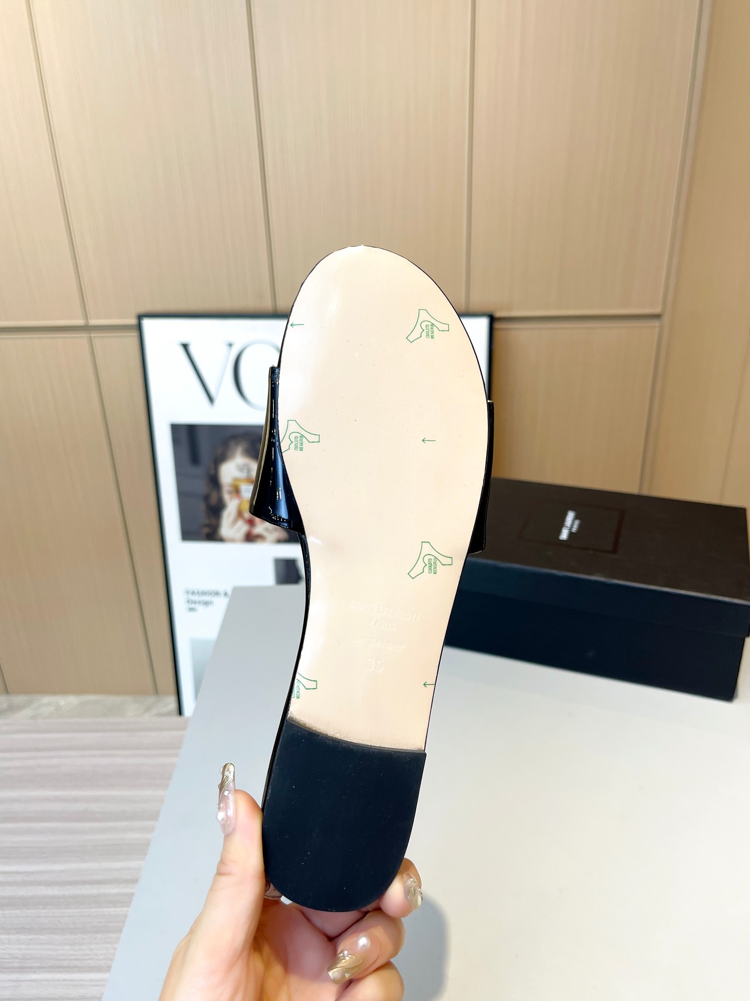 P160（真皮底+30）
SAINT LAURENT 圣罗兰，2024专柜最新系列  细节完美 非常亮眼的走秀系列推出[强][强]
码数：35一43码