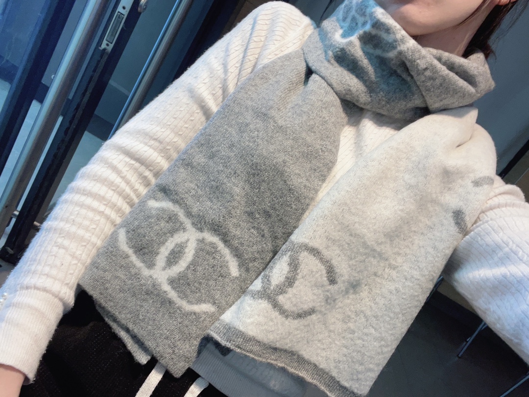 NO:170047,The new Chanel counter is beautiful [Tearing] The imperial palace-level top-quality new counter is on sale. Imported pure cashmere fashion embroidered knitted wool scarf shawl is extremely beautiful. Really, the upper body is extremely skin-skin color, versatile, look at it yourself if you look good or not. Scarf size 35180cm, selected pure cashmere, the first choice for gifts, high-end scarf, chanel, shawls19860909上新香奈儿专柜新款美翻了[流泪]御用殿堂级极品新款专柜在售 进口纯羊绒时尚绣花针织毛线围巾披肩美丽至极 真的 上身极为衬肤色 百搭 好看不好看自己看吧 围巾尺寸35180cm,精选纯羊绒,送礼首选佳品,高版本围巾,chanel,shawls,scarf