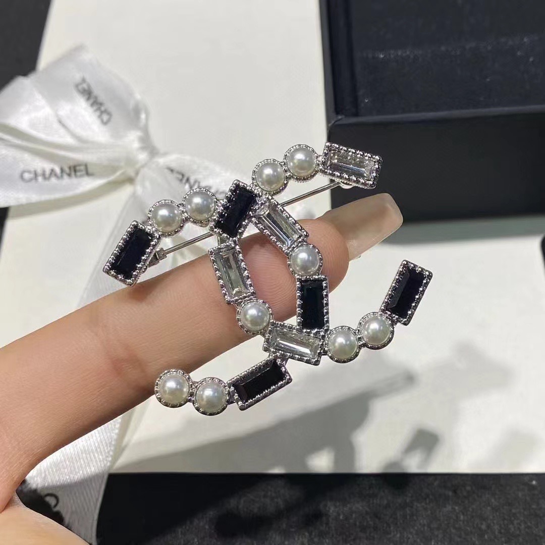 NO:101352,Little fragrant panda color-blocking black and white brooch, Chanel brooch, chanel, brooch, breastpin19860909小香熊猫拼色黑白胸针,香奈儿胸针,chanel,brooch，breastpin,Jewelry