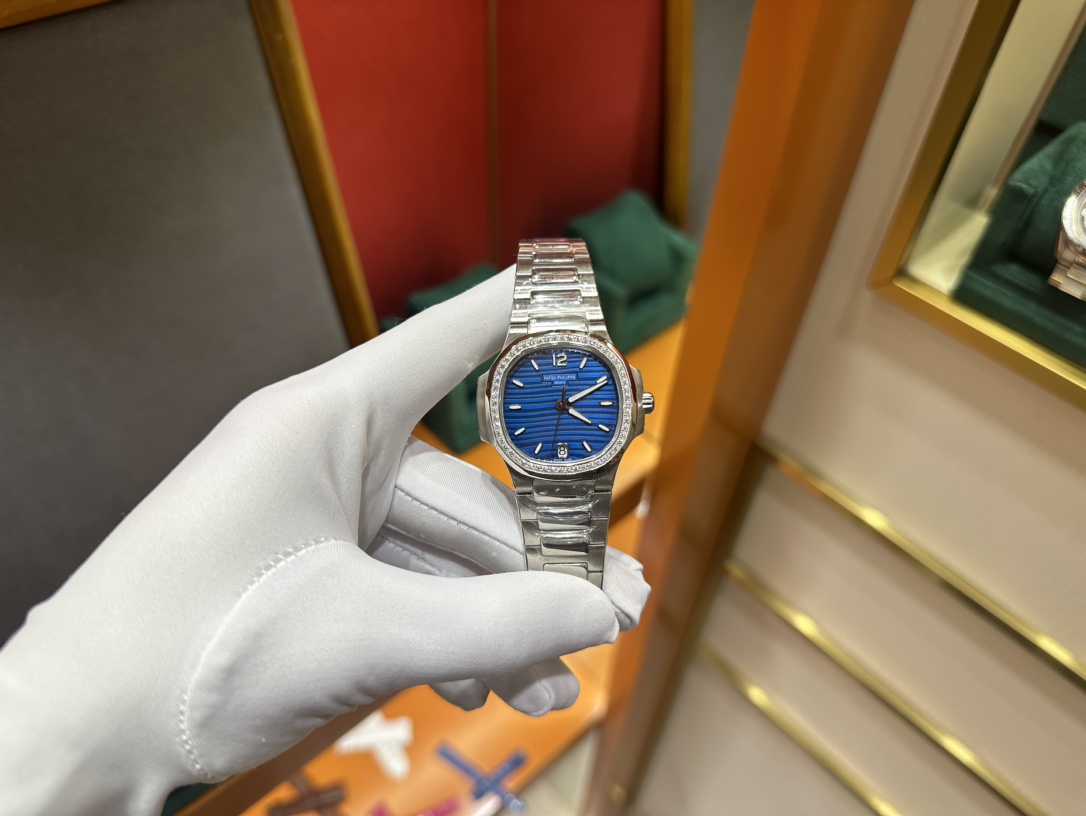 NO:153979,Patek Philippe's hand-in-hand picture, the final great women's watch is highly recommended, the female Nautilus is welcome to compare the details 1 matched with a customized version of 9015 machine-modified Cal.324sc automatic movement, kinetic energy storage for 45 hours, vibration frequency is 28,800 per hour. 2316L custom-grade ergonomic strap!  3 watch size 35.2MM 4 set with 56 Swarovski crystal diamonds in the same number as genuine diamonds. 5 watch mirror double-sided anti-glare sapphire crystal glass. 6 literal color is the same as genuine. 