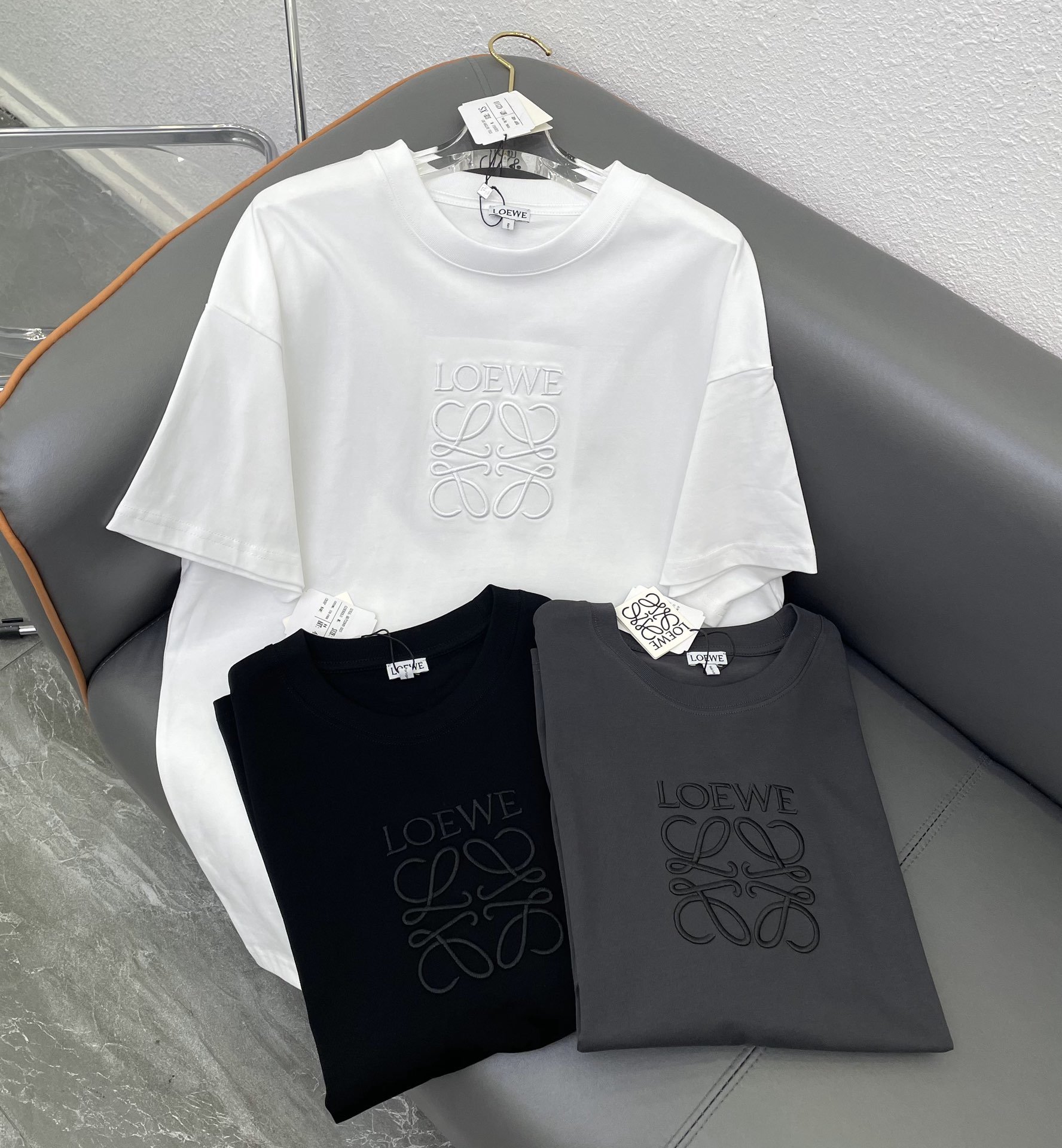 ????????Loewe2024早春新款立体刺绣字母图案T恤！黑色 白色 灰色 XS S M