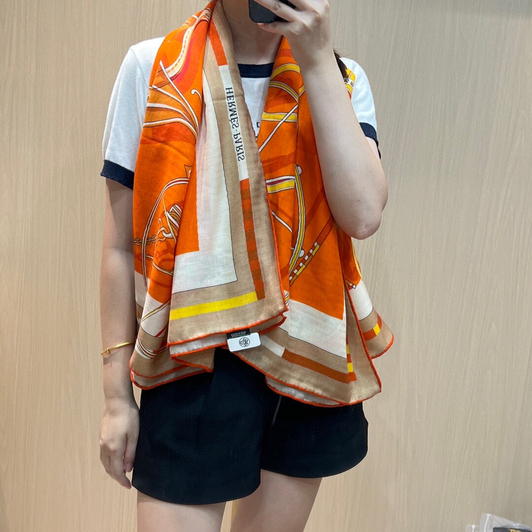 NO:170256,I bought a new cashmere model and recommend cashmere square scarf. The top craftsmanship is super value. Hermes counter hot products have three-dimensional presentation patterns and patterns. The real grade is very high. Special craftsmanship is stunningly developed and developed. Special cutting-edge technology is loved by Bai Fumei. Whether it is the quality, style, price, they scream. Super high cost performance, absolutely worth buying. Size 140cm*140cm, 70 cashmere silk, high-version scarf, hermes, real silk19860909羊绒新款买了都说好看推荐羊绒方巾,顶级工艺超值爱马仕专柜爆款立体呈现图案纹路实物档次极高特殊工艺高端研发惊艳问世特殊尖端工艺处理受到白富美的喜欢 无论是品质 款式 价格都令大牌控的她们尖叫 超高性价比 绝对值得入手尺寸140cm*140cm,70羊绒真丝,高版本围巾,hermes,real silk,scarf