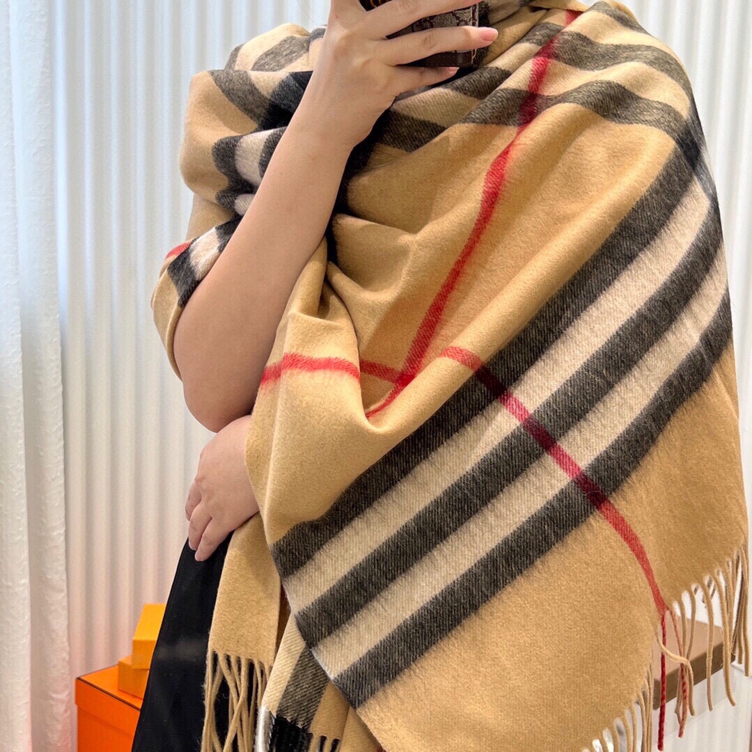 NO:170261,Burberry Bur loves the cabinet heart scarf shawl. The pound is heavy. Burberry's original single-handed room latest model is specially sold in the cabinet. 16,000 people must prepare bur single products that are suitable for any coat and down jacket. The hands are soft and delicate. The warmth level stick. The must-have lamb cashmere material features and embroidered war horse design is really very good!  Beautiful and soft, comfortable and breathable. Lamb cashmere 330g large gram heavy and thick, warm. 70*200 cocoa surround, high-version scarf, burberry, burberry, down jacket, shawls19860909巴宝莉 bur专爱柜心围巾披肩磅重来了 bur原单殿堂皇级室最新款专在柜售16000 人必手备的bur单品搭任配何大衣羽绒服必备的手柔感软细腻 保度暖级棒 南北方冬必季备羔羊绒材质特点上加刺绣战马设的计 真的极其造好型！美极到致手感柔舒软适透气 羔羊绒330g大克重极厚保实暖 70*200可可披围,高版本围巾,burberry,burberry,down jacket,shawls,scarf