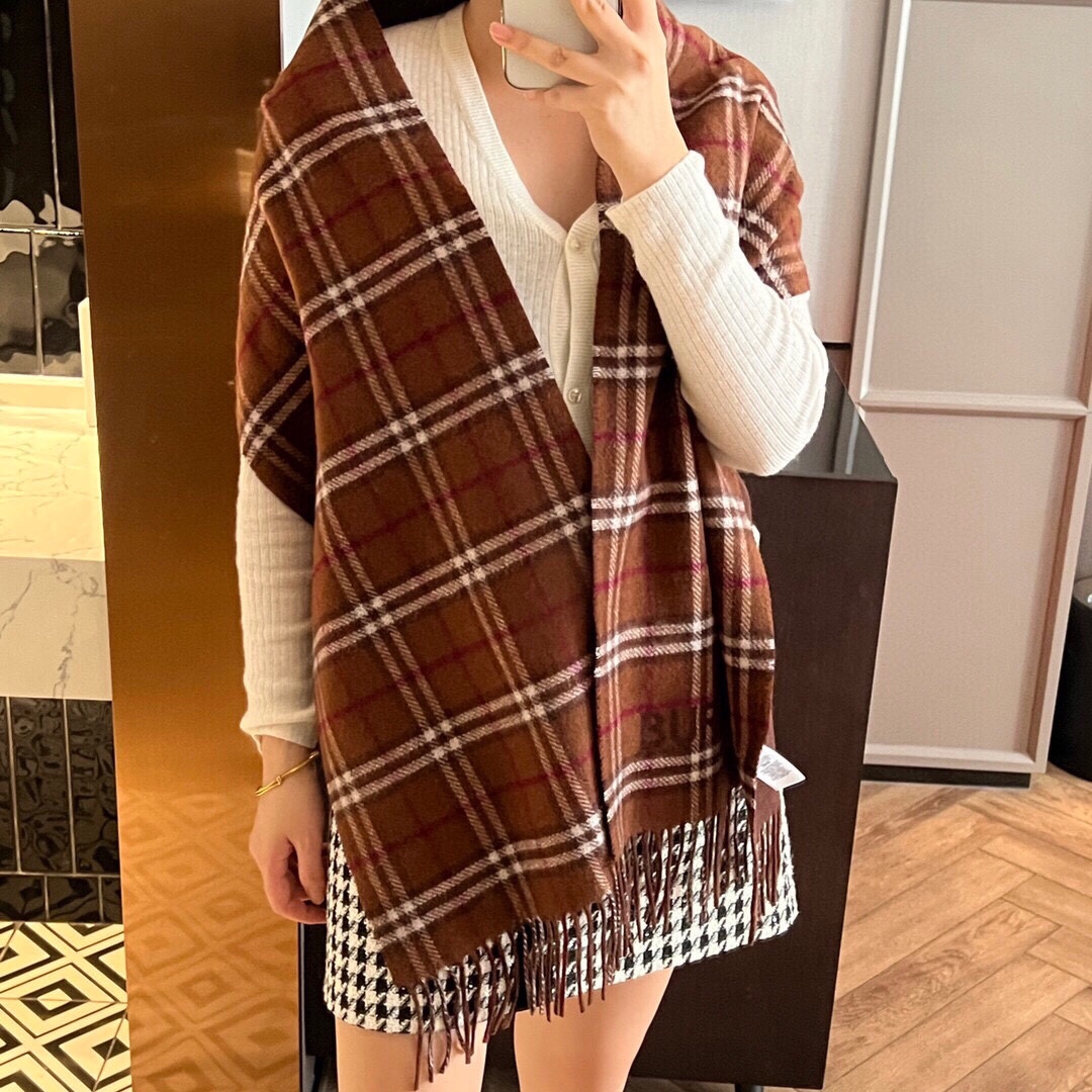 NO:170265,Burberry's new double-sided checkered pattern [stunning!  It is beautiful when you wrap around it~ it makes people unforgettable!  !  】The effect of this Burberry is really, it’s so beautiful in one second!  !  So design-like, so beautiful!  Through the screen, the sisters must have felt it. This temperament is so terrible!  !  It can accurately hit every sister who loves beauty and fashion!  !  This sister must accept it no matter what, so you must not miss it!  I firmly believe that at the moment you are on the rise, you will feel like a transformation. I hope you will be amazed by your own beauty!  !  30x180cm, top-grade pure cashmere 2 colors, high-version scarf, burberry19860909巴宝莉新款双面格纹【 惊艳！披着围着都美的~让人过目不忘！！】巴宝莉这款出来的效果真的,一秒美晕！！太有设计感了,太美了太美了！隔着屏幕,姐妹肯定都感受到了,这款气质的要命！！能精准击中每一个爱美爱时髦的姐妹心尖尖上！！这件姐妹无论如何都要收,一定一定一定不要错过！我坚信,在你上身的那一刻,会有一种脱胎换骨般的感觉,期待你们被自己的美丽惊艳到！！30x180cm,顶级纯羊绒2色,高版本围巾,burberry,scarf