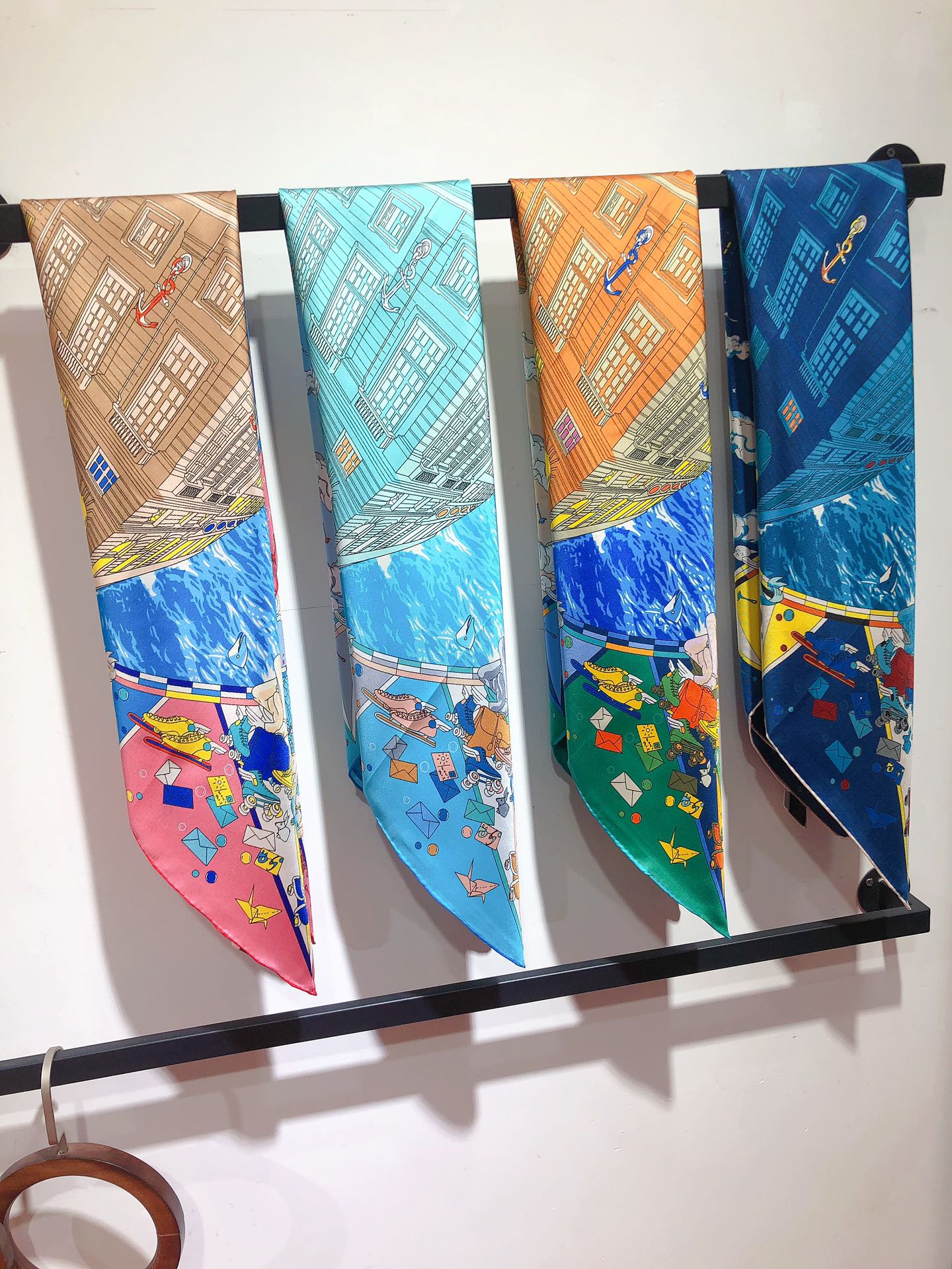 NO:174831,SHMS2407 Original single Hermes [Hermes Flagship] 90cm silk square scarf Under the observation of the telescope, this ship has the charm of Fubao Avenue. The bow and display window are paved with square stones. Under the slightly envious gaze of the Greek gods, the celebration seems to be in full swing. As a veritable legendary landmark, the Hermes giant ship has sailed on the sea for a whole century, accompanied by thousands of Pegasus galloping in the wind, showing its majestic sail. It uses the cutting-edge twill silk   hand-curled edge craftsmanship, soft and light, and easy to wear. There are not many people available all year round, so place an order as soon as possible [This model specification 90x90cm twill silk], high-end scarf, hermes, real silk19860909SHMS2407原单爱马仕【爱马仕旗舰】90cm真丝方巾 望远镜观察下,这艘船有着福宝大道的神韵,船头和展示橱窗以方琢石铺就,在希腊诸神略带羡慕的注视下,庆祝活动似乎正如火如荼地进行着.作为名副其实的传奇地标,爱马仕巨轮已在海上航行了一整个世纪,伴随着上千只迎风驰骋的飞马,展现出其雄伟的风帆.采用斜纹真丝 手工卷边最前沿的工艺,柔软轻盈,佩戴方便.一年四季均可使用数量不多,趁早下单【本款规格90x90cm 斜纹真丝】,高版本围巾,hermes,real silk,scarf